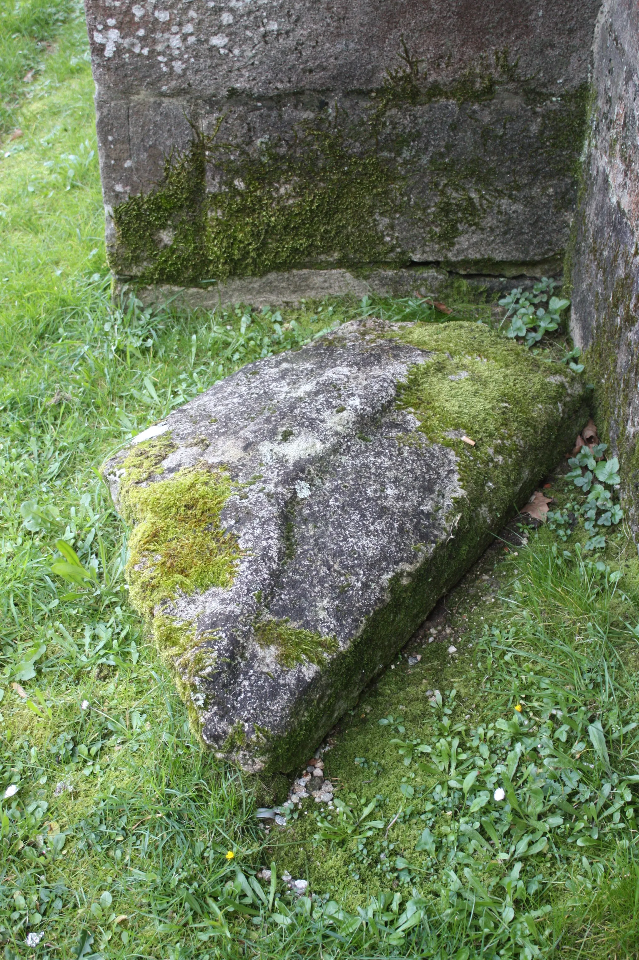 Photo showing: Lauda de estola, fragmentada, a carón da capela da Virxe da Renda, en Combarro (Poio, Pontevedra)