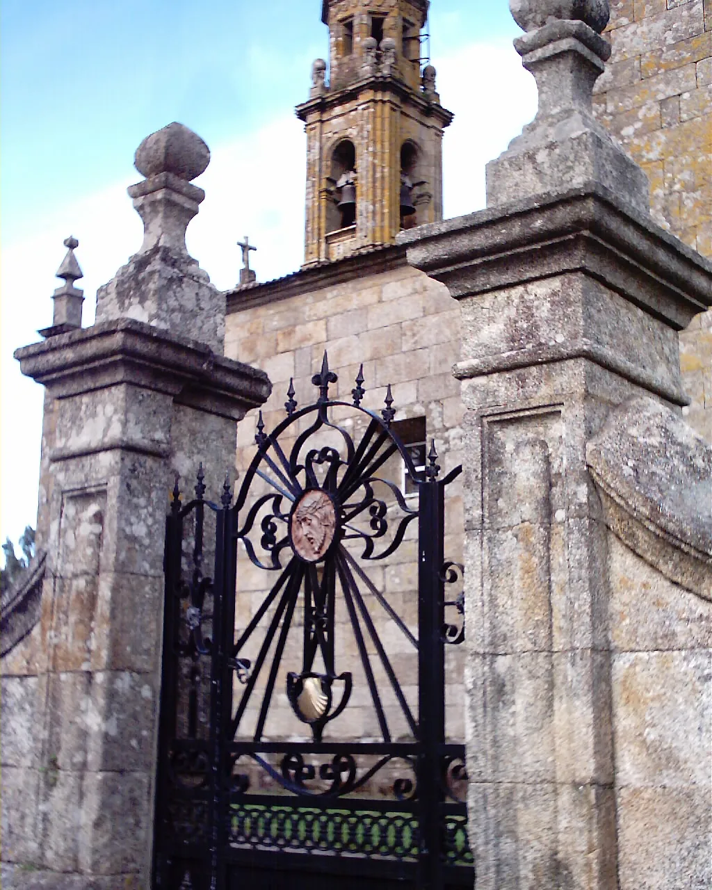 Photo showing: Vista da Igrexa de San Mamede de Carnota dende a porta do adro.