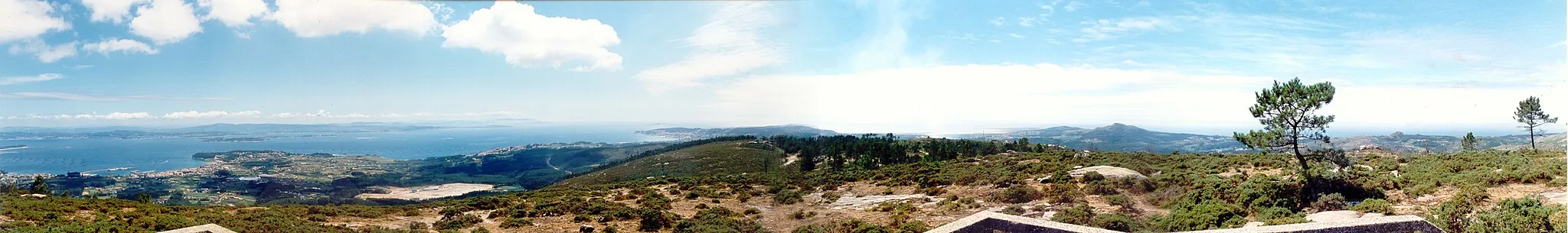 Photo showing: Vista panorámica dende o monte da Curota, coa ría de Arousa á esquerda e Ribeira en primeiro plano.