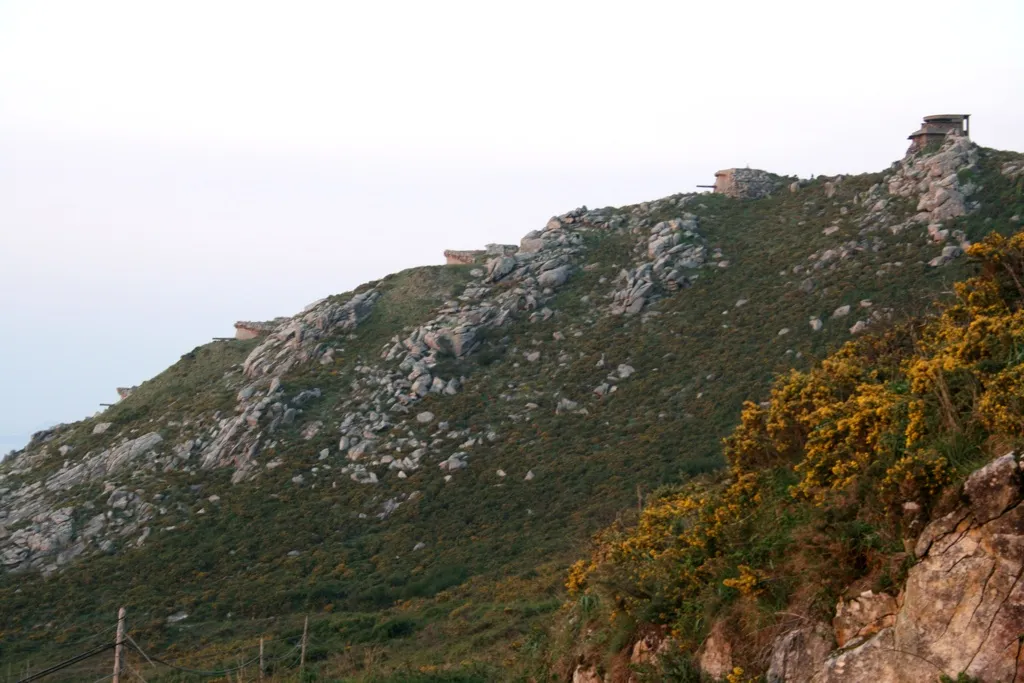 Photo showing: Los cuatro cañones Vickers 152,4/50 Modelo 1923 de la antigua Batería J-4 de Cabo Silleiro, en Bayona (Galicia, España), construidos por la Sociedad Española de Construccion Naval en Reinosa (Cantabria). Hoy en día están sellados e inutilizados.

Battery J-4 Silleiro. The four cannons Vickers 152.4/50 Model 1923 Shape of the former J-4 Battery of Cape Silleiro, in Bayona (Galicia, Spain), constructed by the Spanish Society of Naval Construction in Reinosa (Cantabria). Nowadays they are sealed and rendered useless.