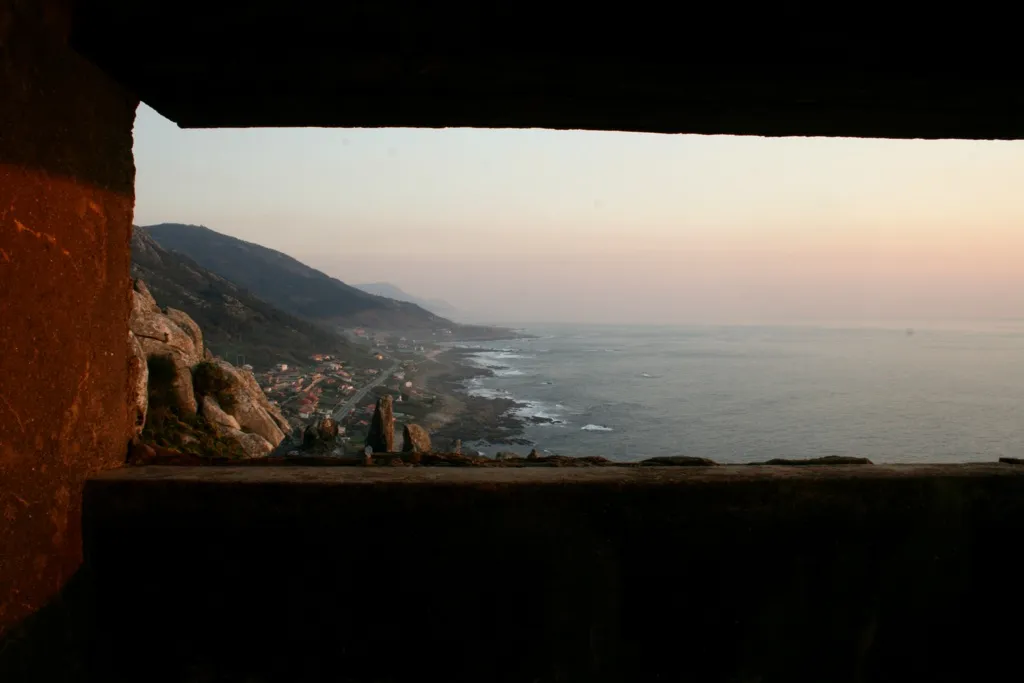 Photo showing: Búnker de vigilancia de la batería J-4 de Silleiro, situado justo encima del faro a cierta distancia del resto de la batería.

Bunker of alertness of the battery J-4 of Silleiro. Bunker of alertness of the battery J-4 of Silleiro, placed rightly on the beacon to certain distance of the rest of the battery.