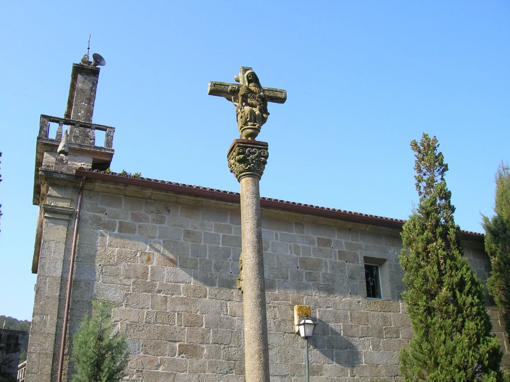 Photo showing: Cruceiro en el atrio de la iglesia de San Vicente de Barrantes.