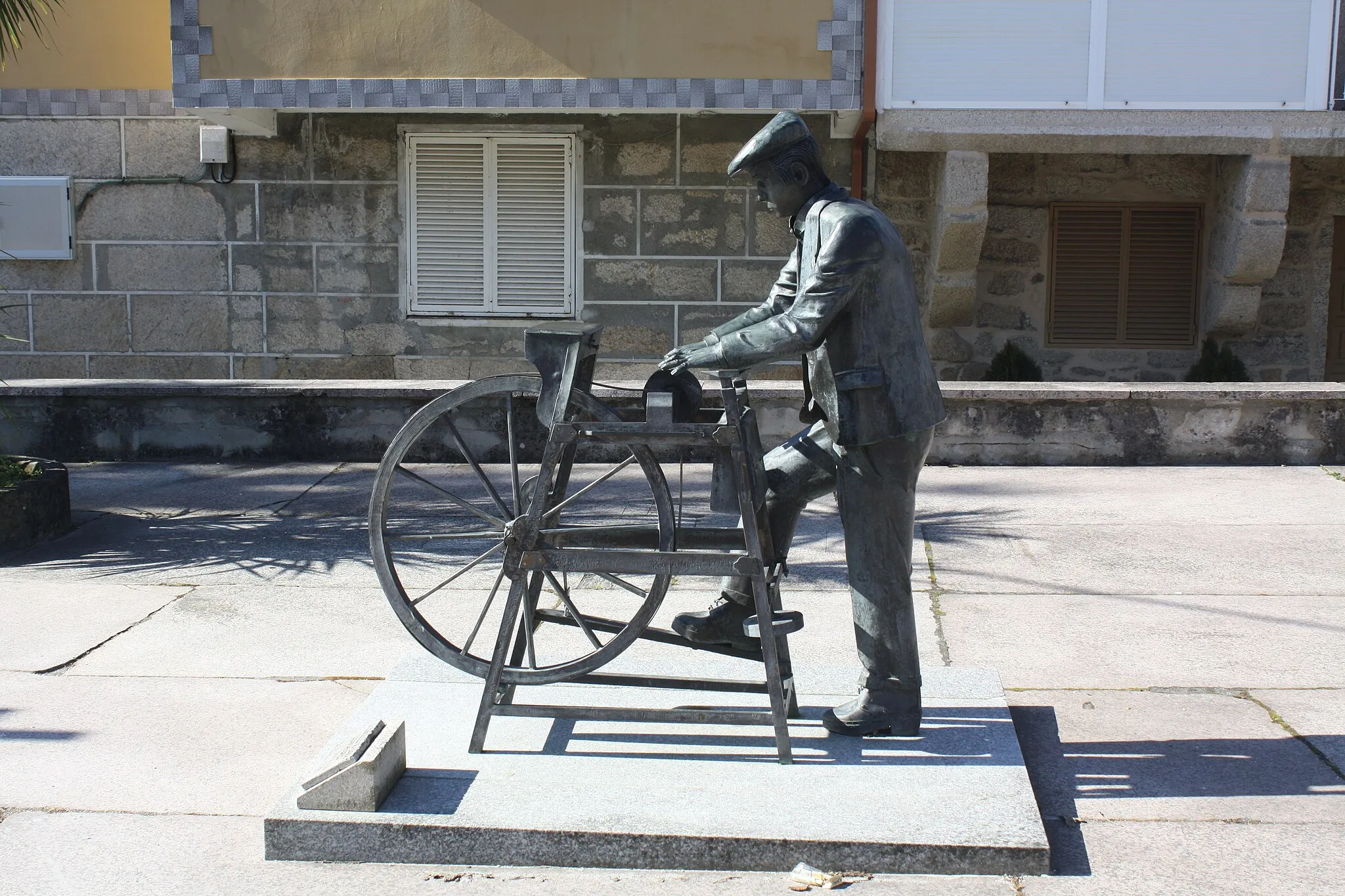 Photo showing: Monumento ós afiadores en Esgos (Ourense), do escultor Amadeo Rolán (2004).