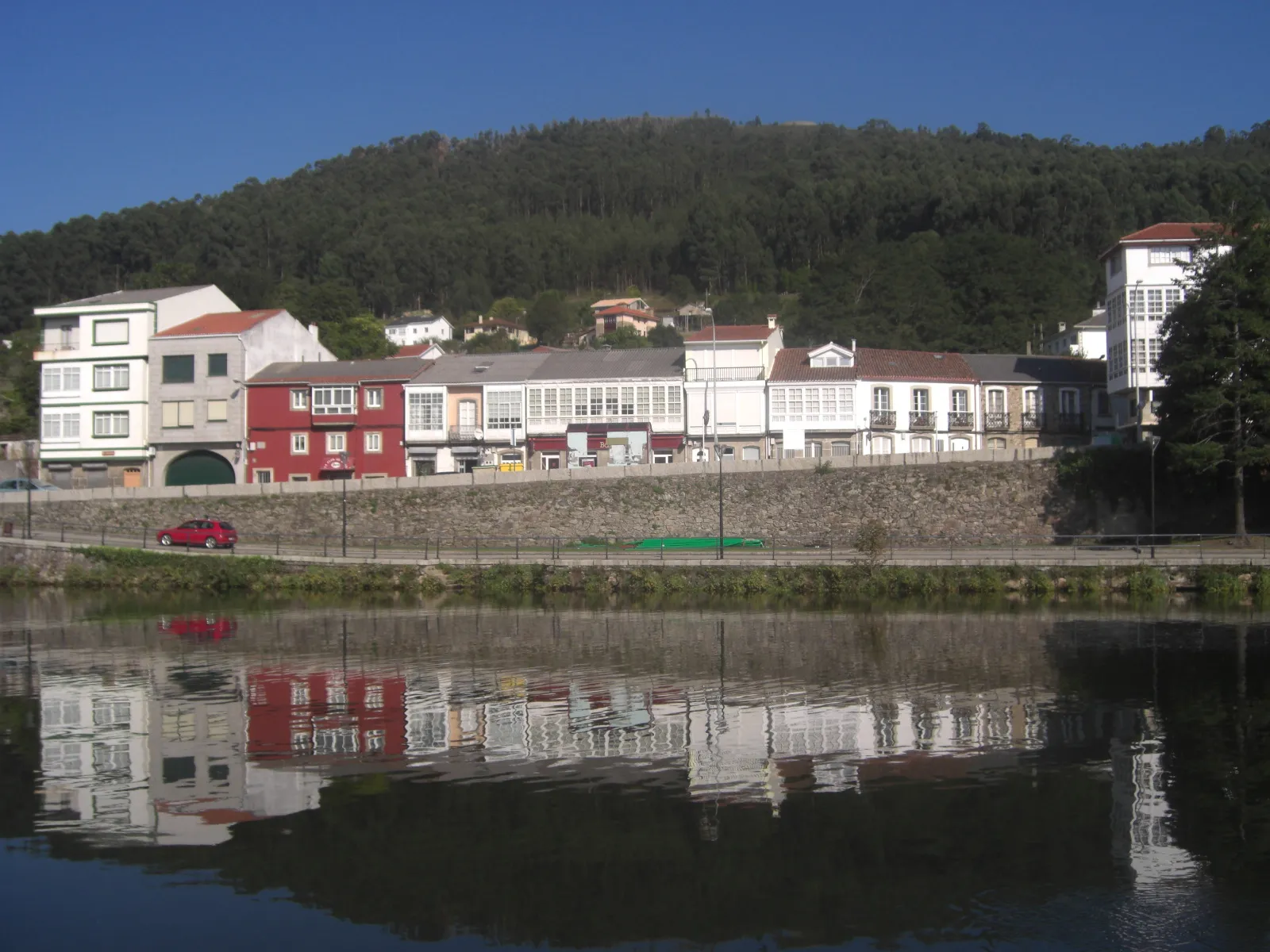 Photo showing: Desembocadura del Río Xuvia, Barrio de Casadelos y Monte de Ancos. Neda (A Coruña).