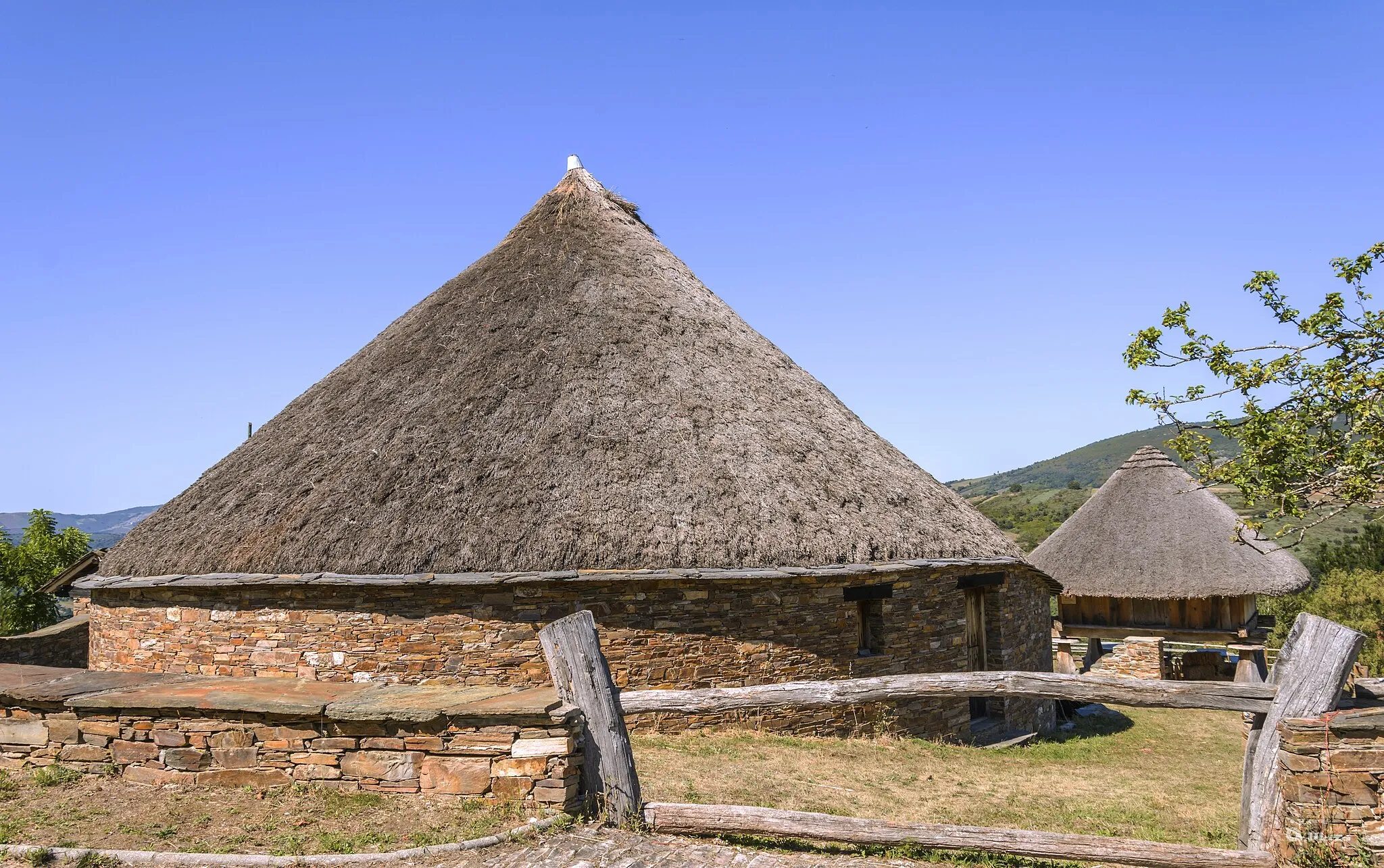 Photo showing: Conjunto de palloza, palleiro y hórreo - San Román - Cervantes