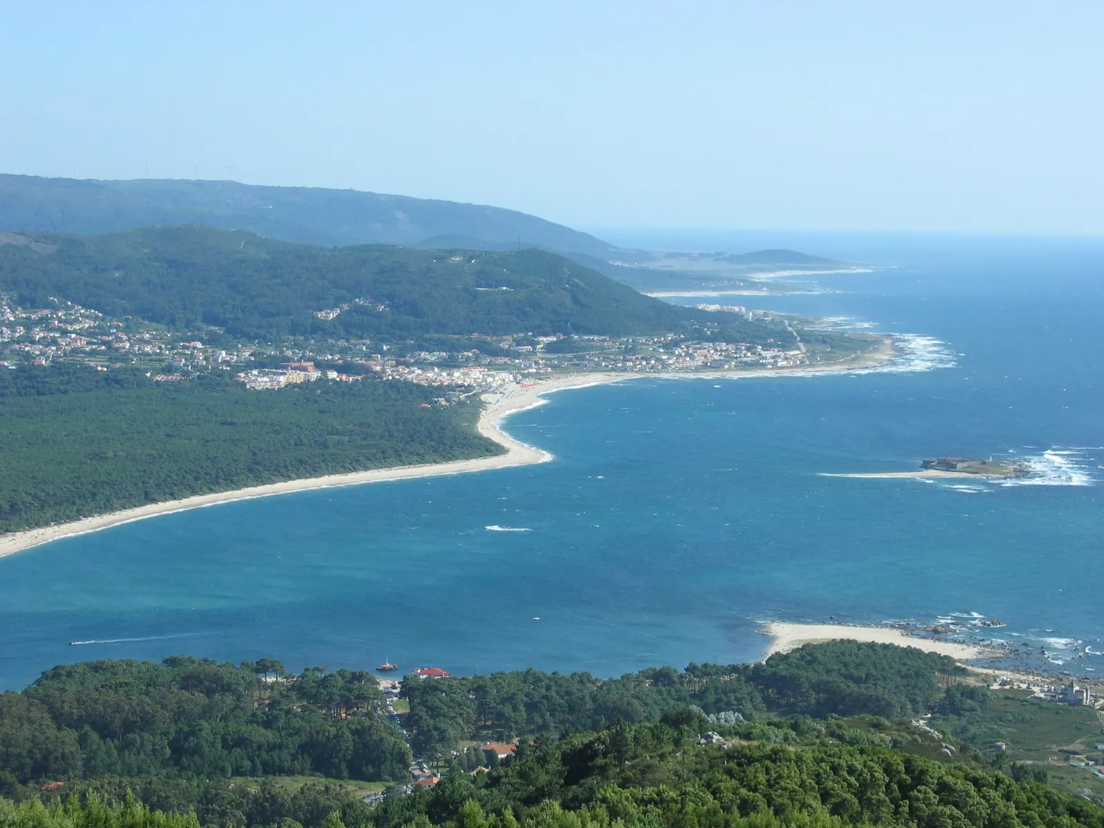 Photo showing: Panorámica da costa portuguesa desde o monte de Santa Tegra.