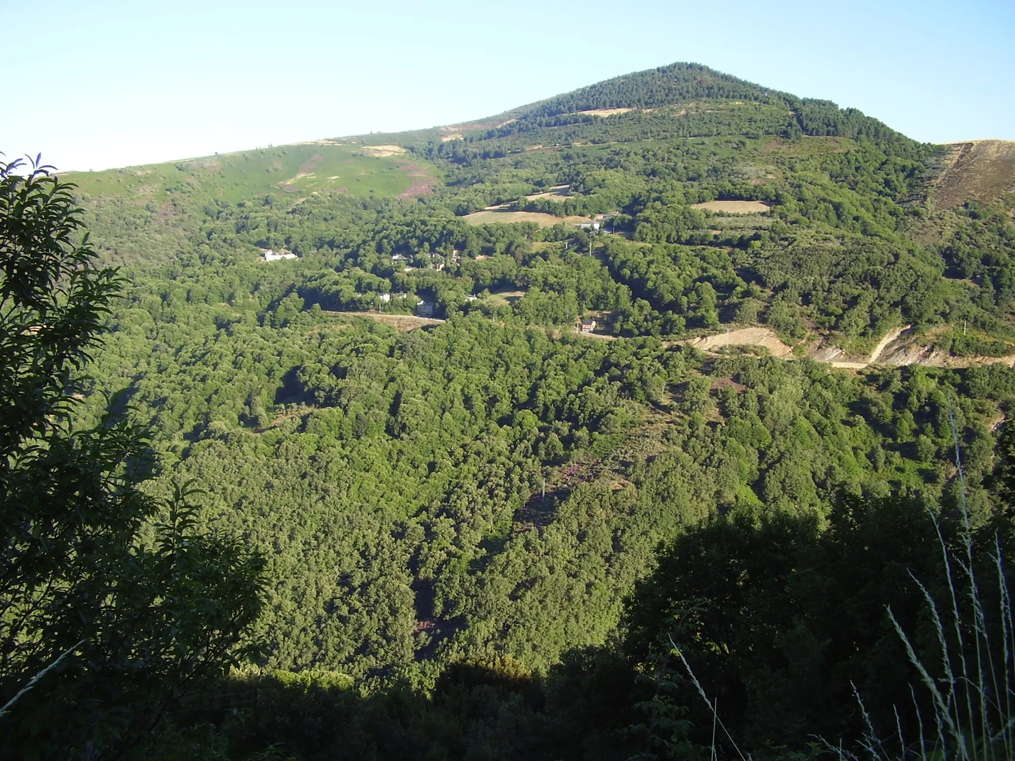 Photo showing: Lugares de Piñeira, Cima de Vila, Fondo de Vila, Vales no Courel.