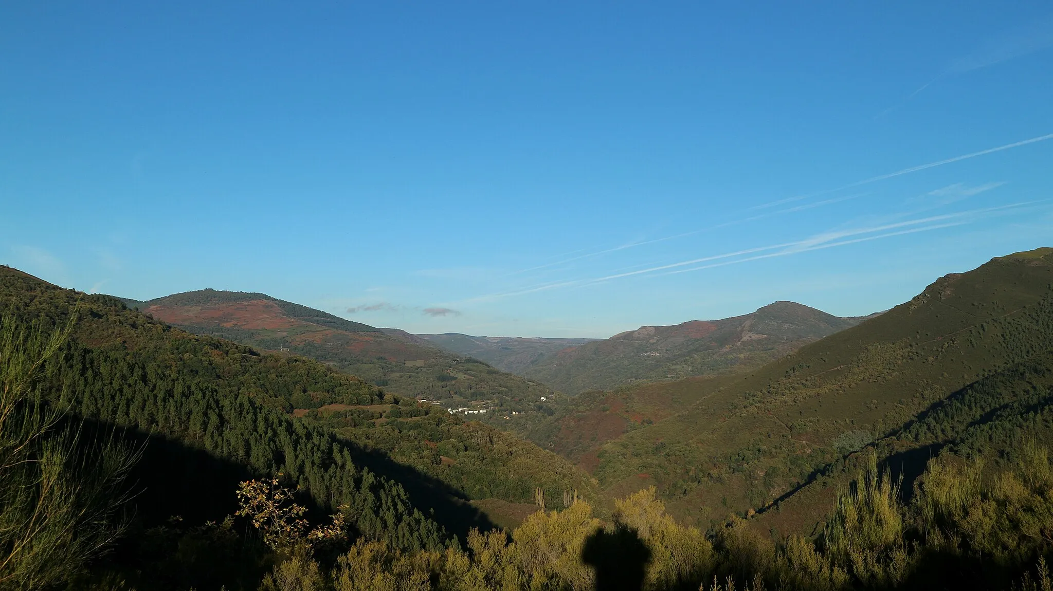 Photo showing: Vistas de Ferrería Vella (Seoane do Courel) desde o castro da Torre de Sobredo, en Folgoso do Courel.