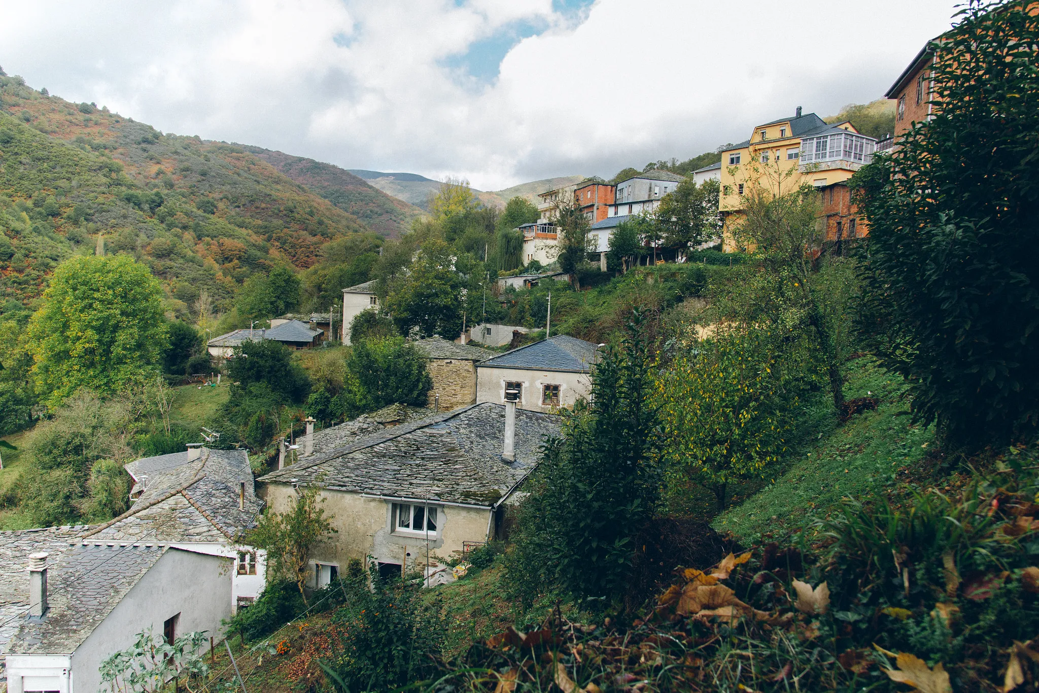 Photo showing: 500px provided description: O Caurel 2 O Courel 2 [#landscape ,#nature ,#natureza ,#casas ,#serra ,#aldea ,#Lugo ,#Caurel ,#Courel ,#Seoane ,#Seoane do Courel ,#vivendas ,#Seoane do Caurel]