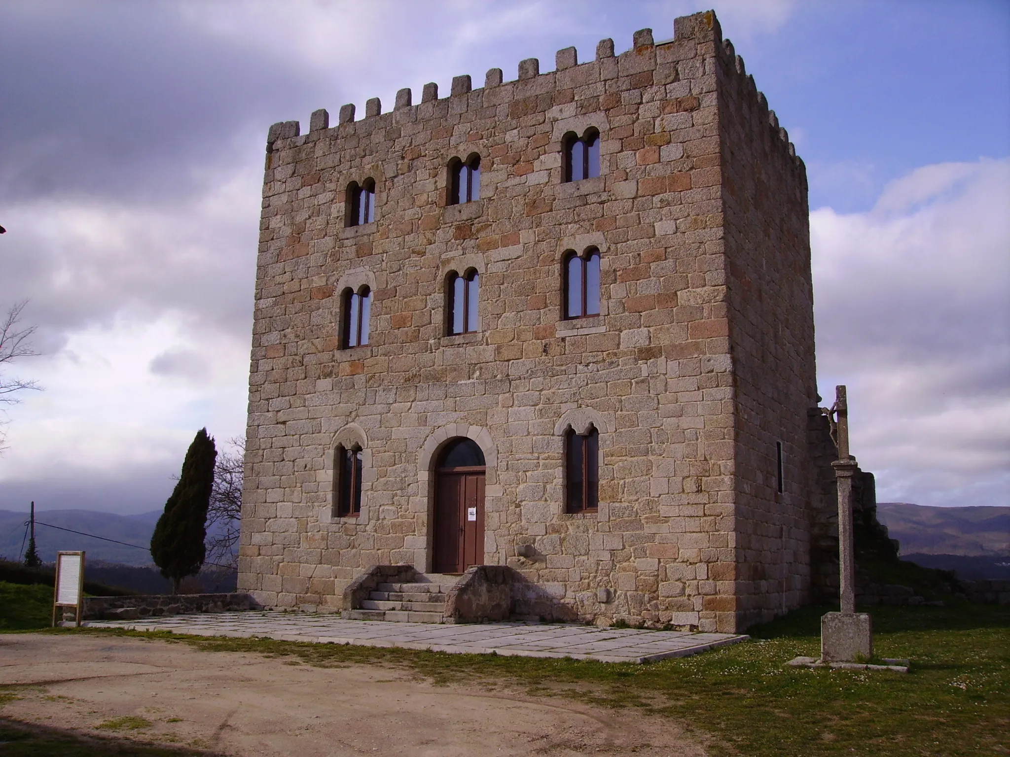 Photo showing: Pardo de Cela Castle in Alfoz. Castrodouro Castle in Alfoz.