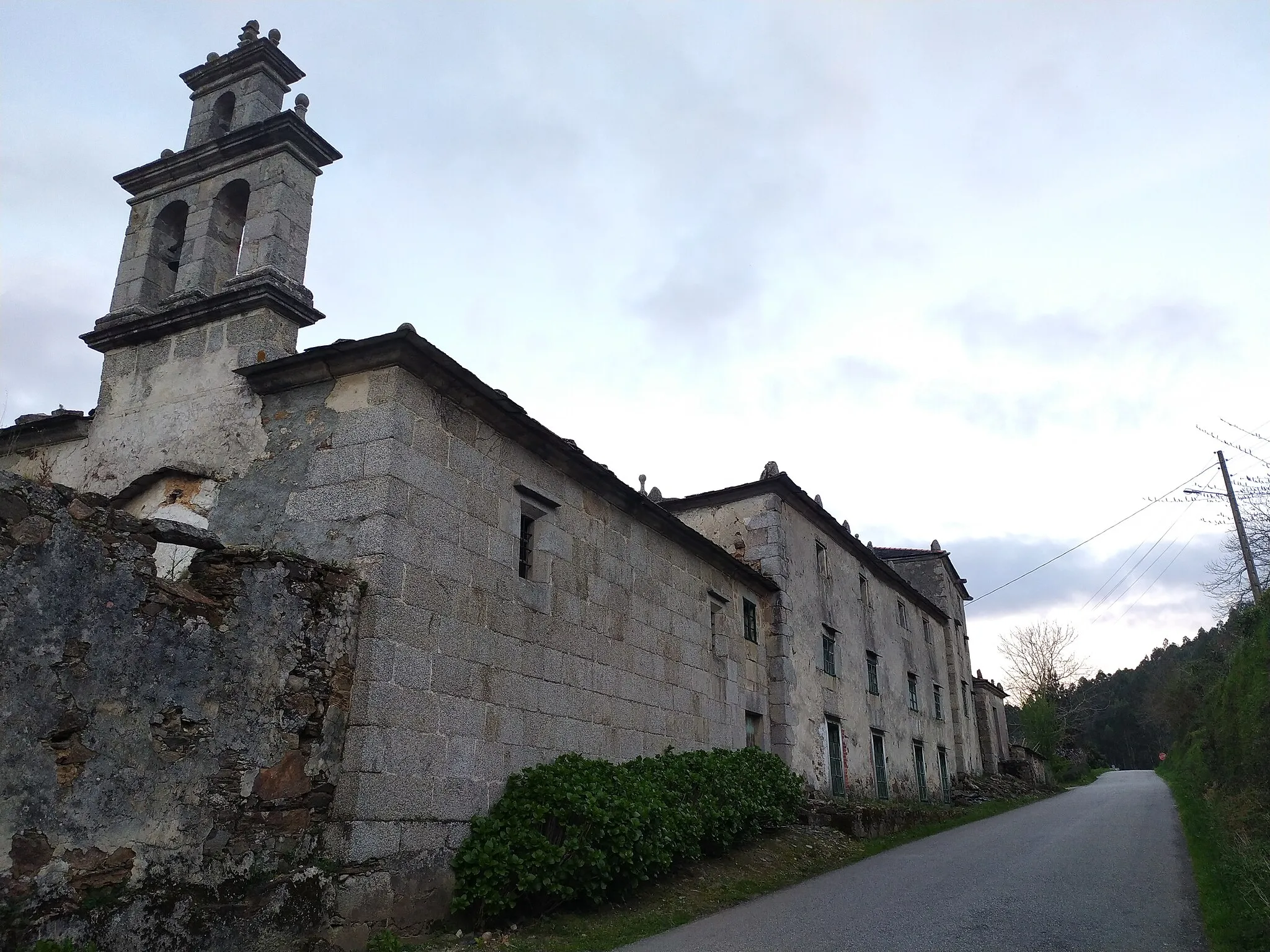 Photo showing: Pazo de Carrocide, localizado en la parroquia de Lagoa en Alfoz (Lugo). Se puede apreciar en la imagen uno de los laterales del pazo así como el campanario de la capilla del propio pazo.