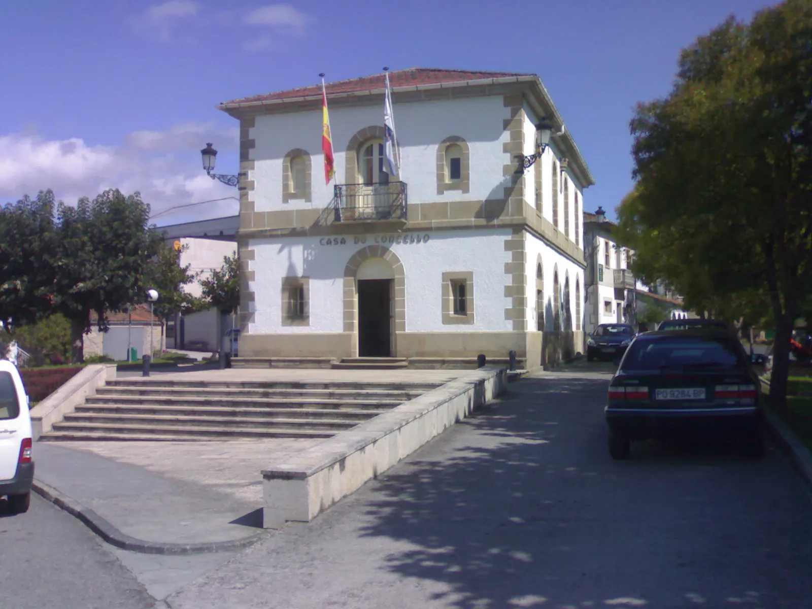 Photo showing: Sober, Casa do Concello

Esta foto muestra la casa del concello de Sober, situada en el centro de esta ciudad. A la derecha se ve un pequeño parque, y a la izquierda está la plaza central, aunque no se puede ver en la imagen.
Foto de septiembre del 2008.