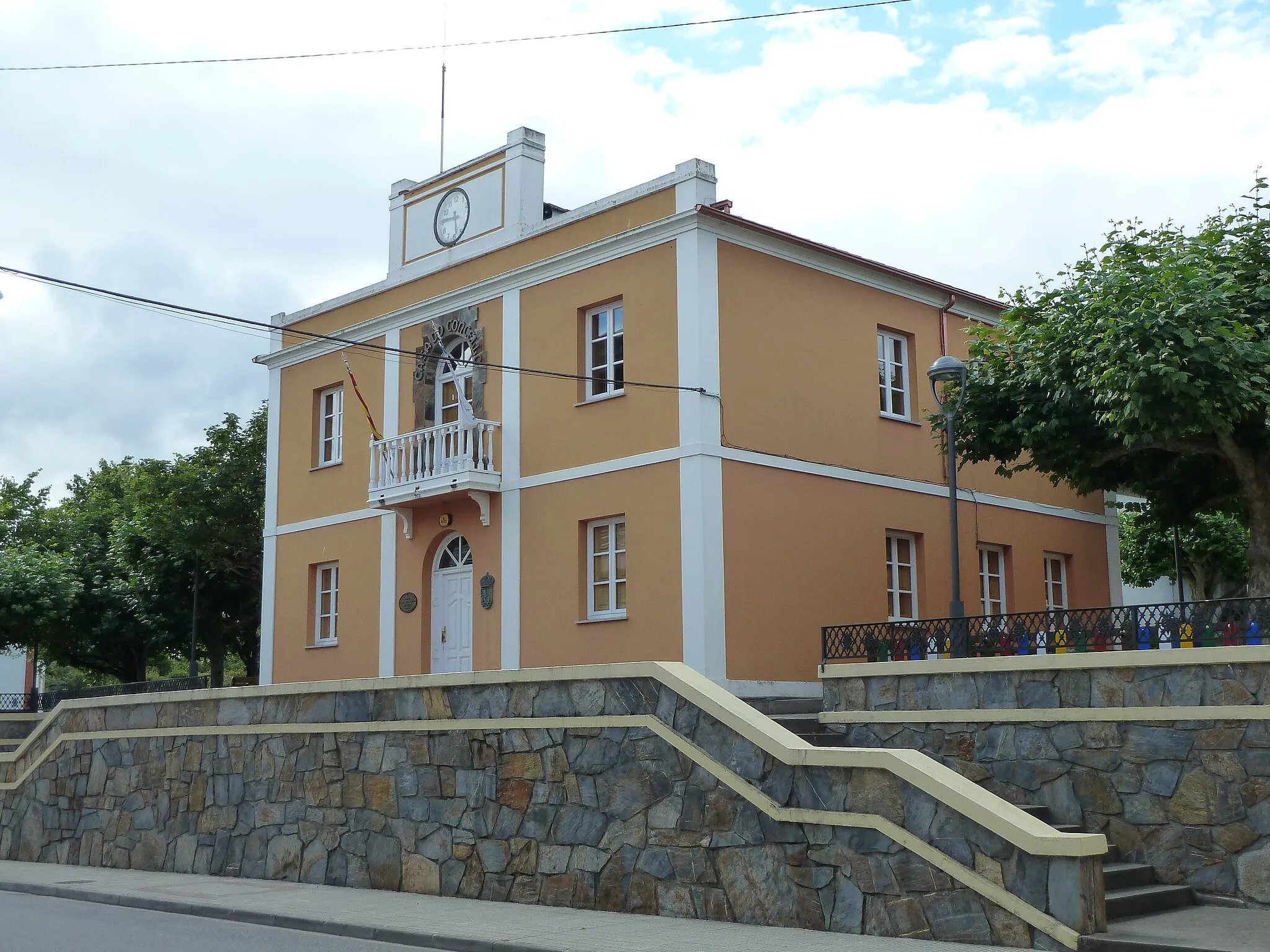 Photo showing: Casa do concello de Trabada.