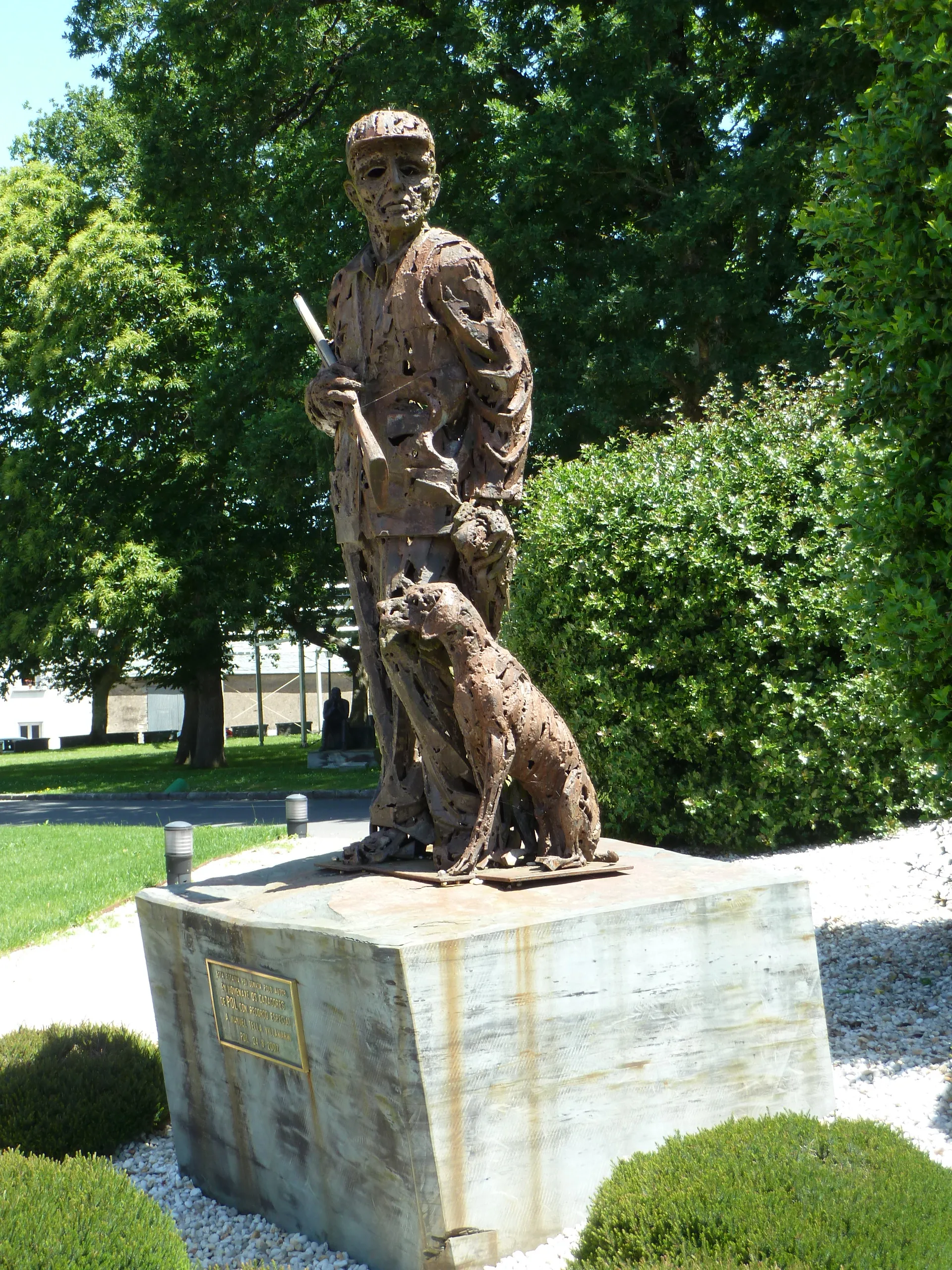 Photo showing: Escultura en homenaxe ós cazadores de Pol na praza de Galicia en Mosteiro, concello de Pol.