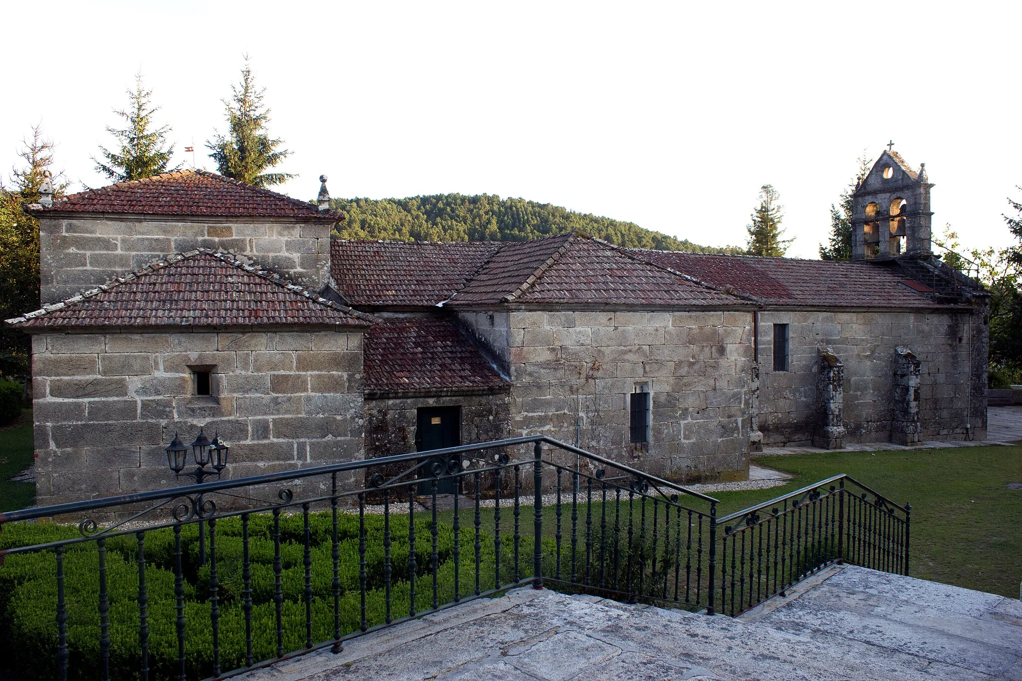 Photo showing: Igrexa de Santiago de Covelo no concello de Covelo.