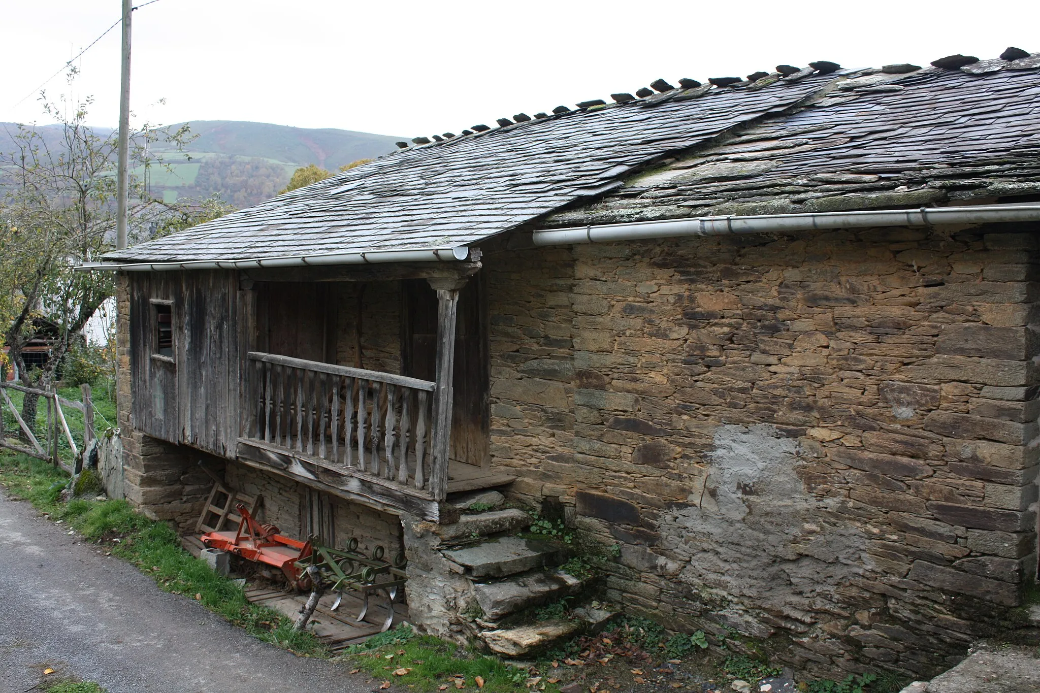 Photo showing: Unha casa en Doncos (As Nogais, Lugo).