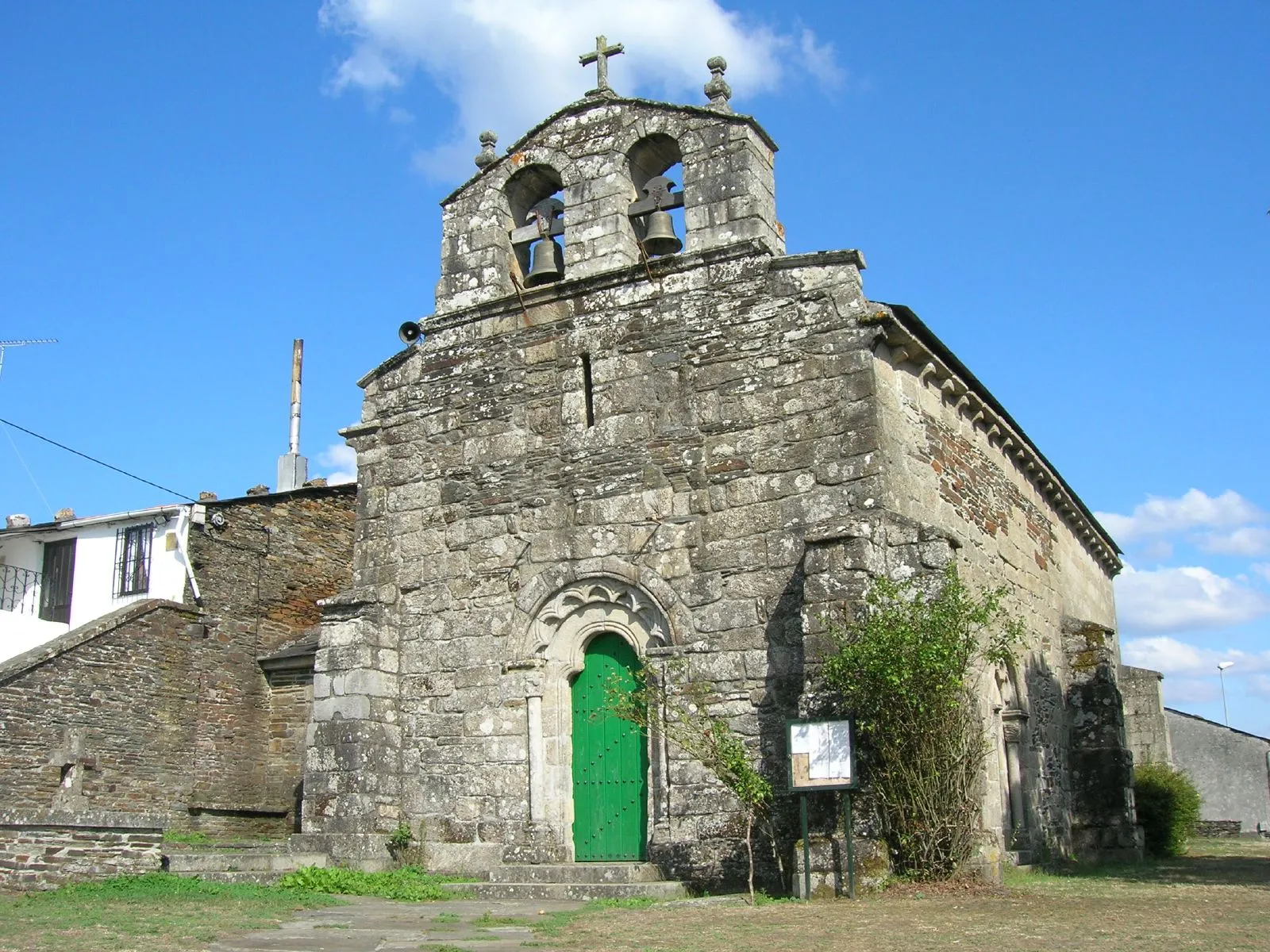 Photo showing: Iglesia Parroquial de Santiago de Baamonde. Del siglo XIII, combina los estilos románico y gótico.