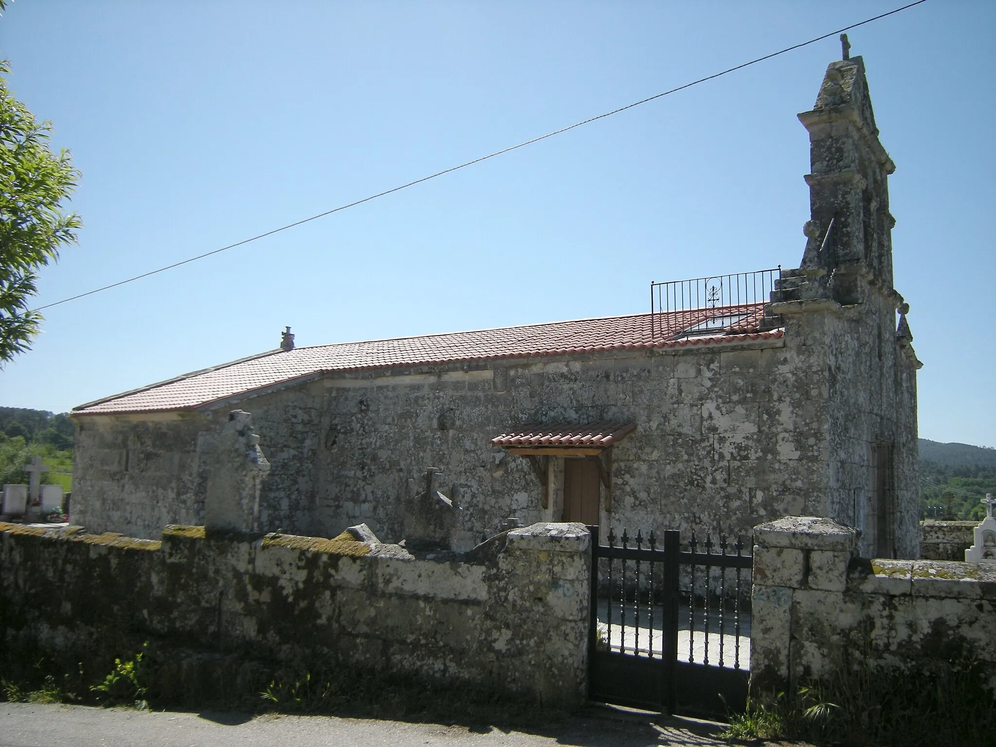 Photo showing: Igrexa de Santa Baia de León, Vilamarín

Pequeña iglesia de origen románico, totalmente remodelad y que todavía conserva algún vestigio de su fábrica original.