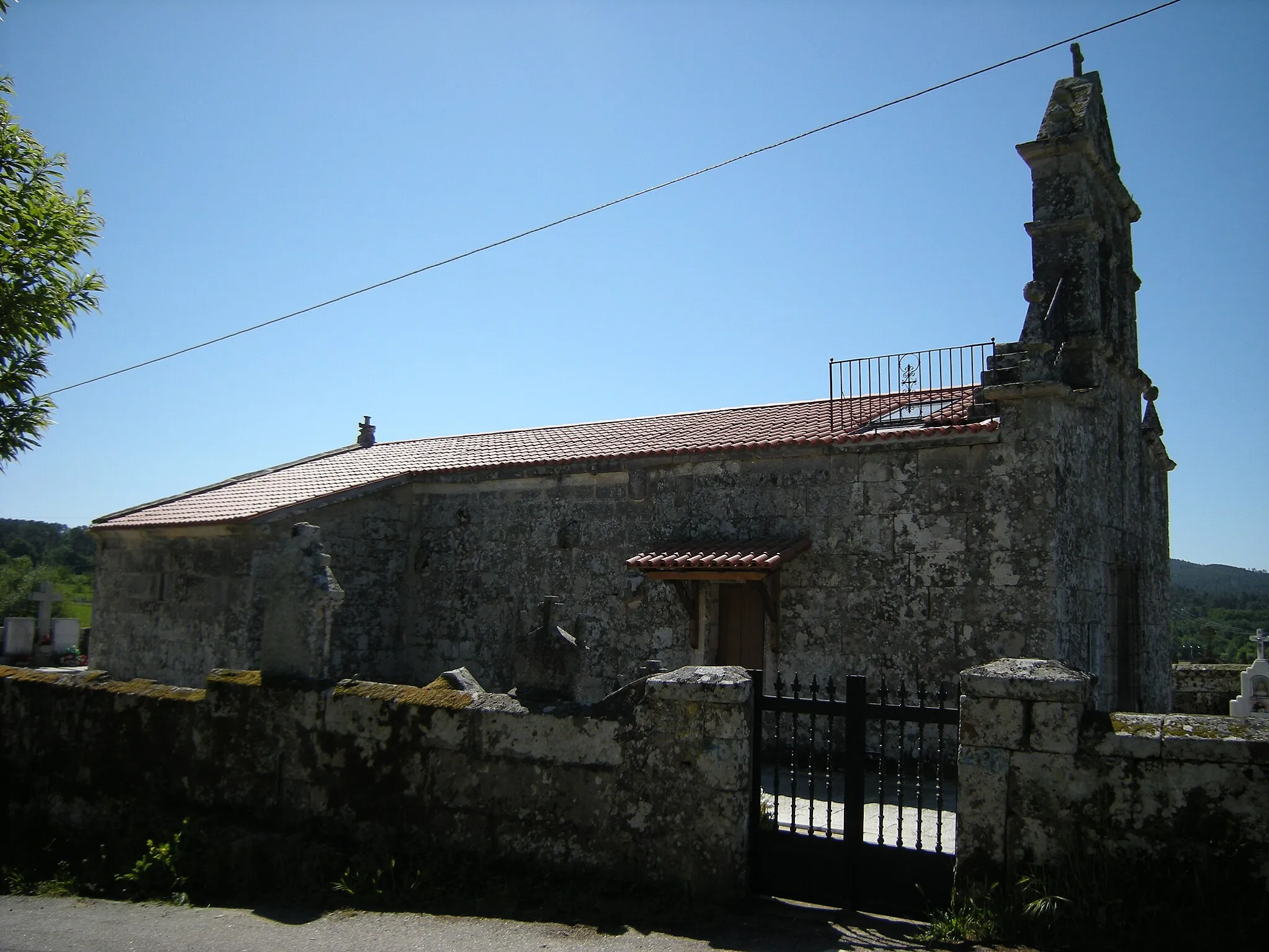 Photo showing: Igrexa de Santa Baia de León, Vilamarín

Pequeña iglesia de origen románico, totalmente remodelad y que todavía conserva algún vestigio de su fábrica original.