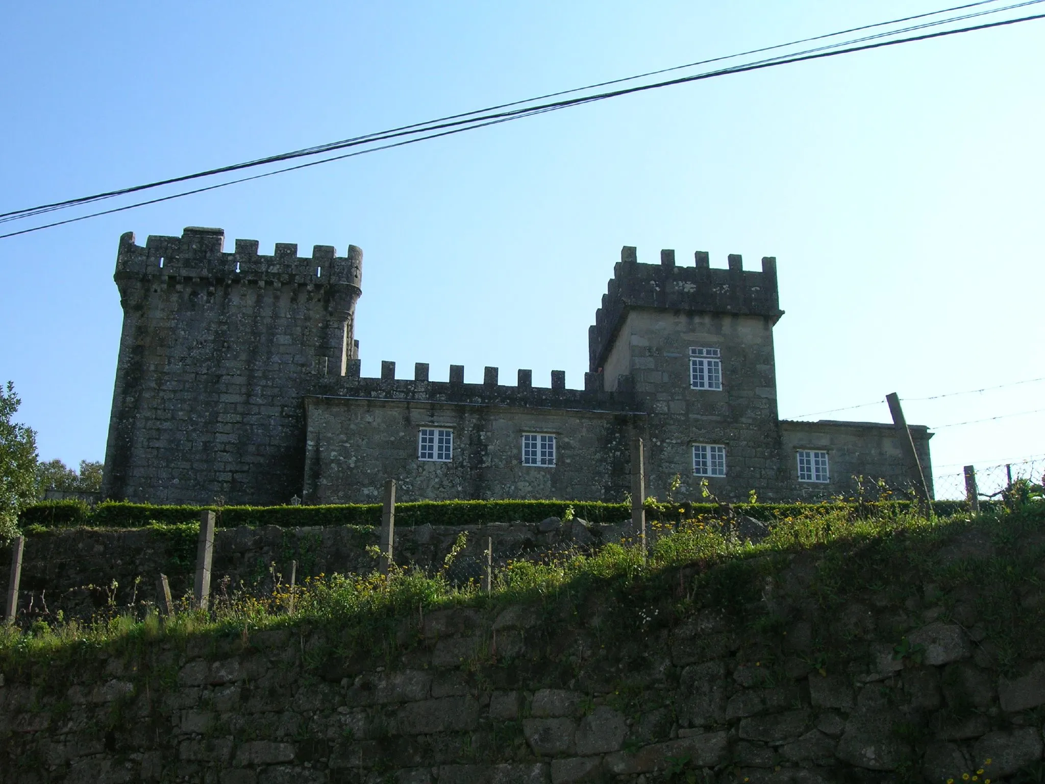 Photo showing: es: Castillo de Tebra. Construido en 1478 por Pedro Madruga, fue destruido posteriormente por orden de los Reyes Católicos, para levantar en los años siguiente y por orden de Juana la Loca, una torre que sustituyera al entramado defensivo, así como el resto de las dependencias.
En la actualidad es de propiedad privada.
gl: Castelo de Tebra. Construído en 1478 por Pedro Madruga, foi destruído posteriormente por orde dos Reis Católicos, para ergueren nos anos seguintes e por orde de Xoana a Tola, unha torre que substituíse o entramado defensivo, así coma o resto das dependencias.

Na actualidade é de propiedade privada.