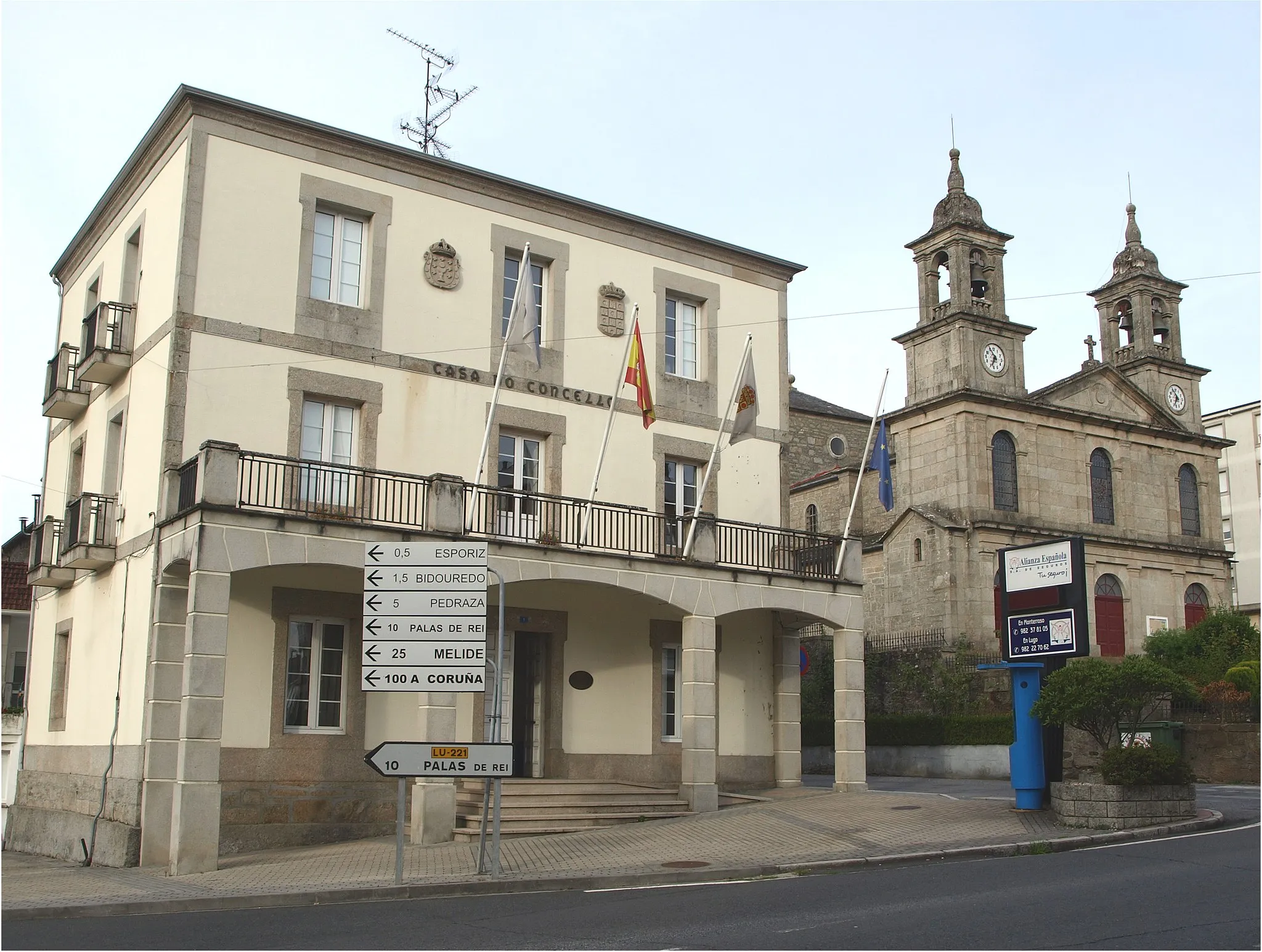 Photo showing: Casa do Concello e Igrexa parroquial de Monterroso (Monterroso)