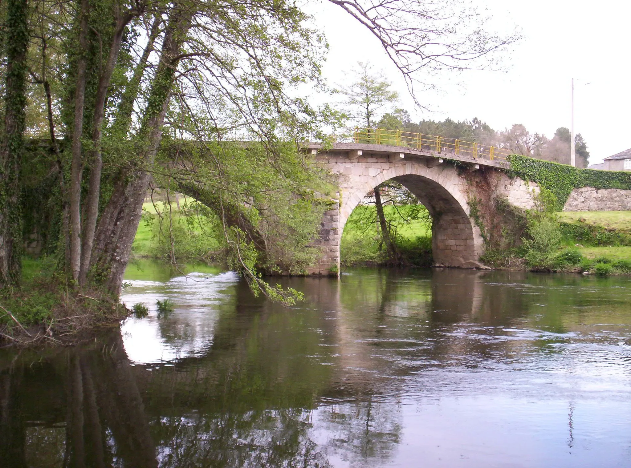 Photo showing: Vista parcial dunha ponte o paso polo Río Neira; á esquerda: Cela (O Corgo) e á dereita Vilarmosteiro (O Páramo).