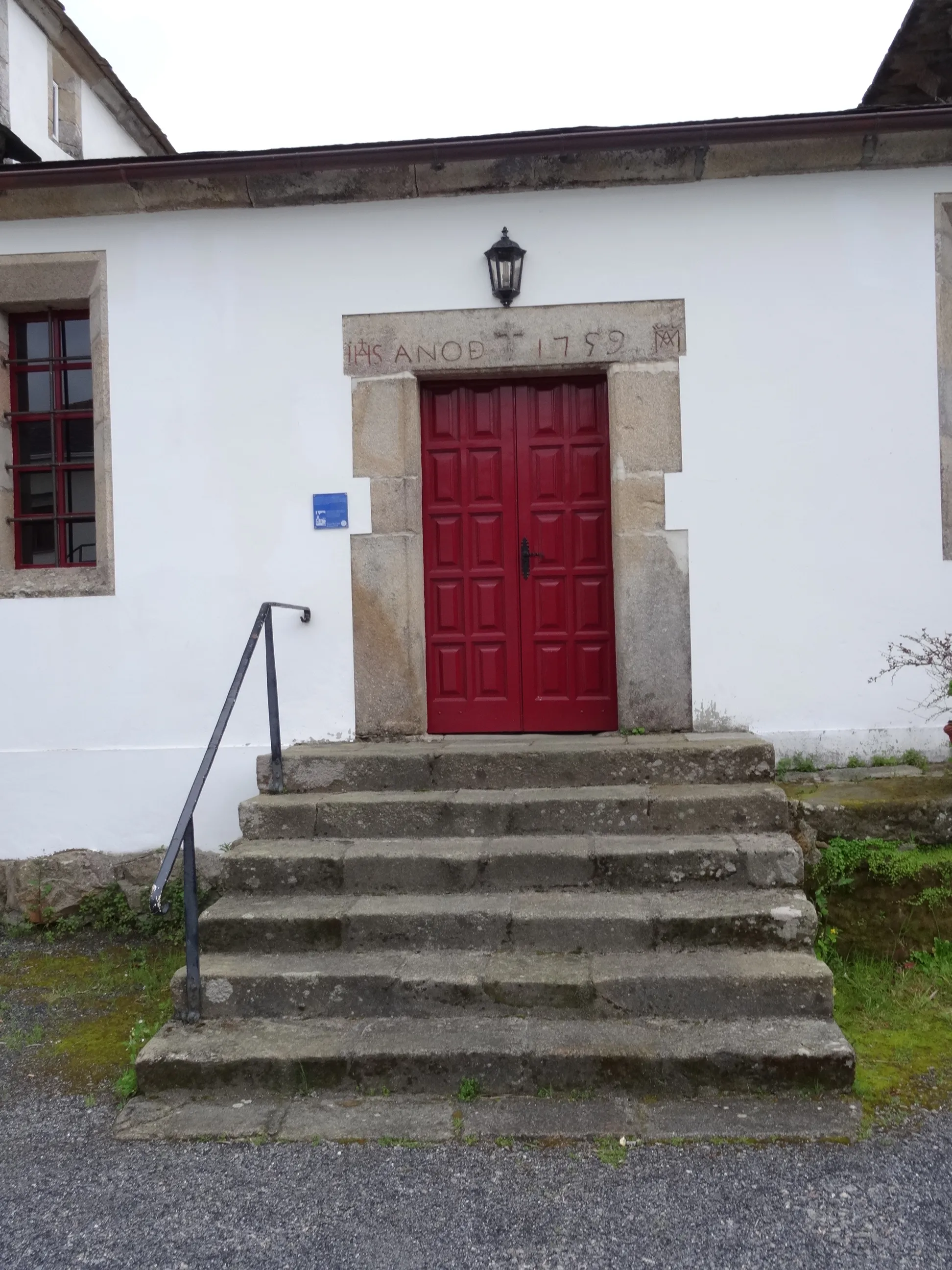Photo showing: Porta lateral na igrexa parroquial de Santa María de Cervo, Lugo.