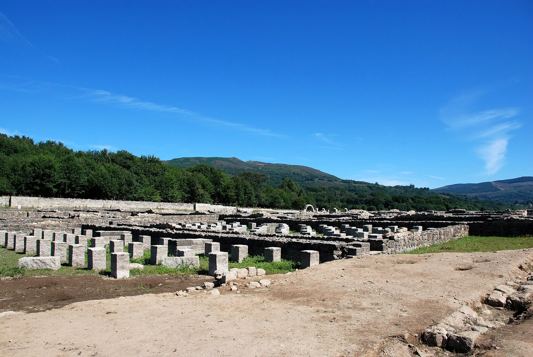 Photo showing: Aquis Querquennis = campamento romano, perto da atual vila de Bande (Galiza). Nos nossos tempos fica enterrado parcialmente pelas águas da barragem