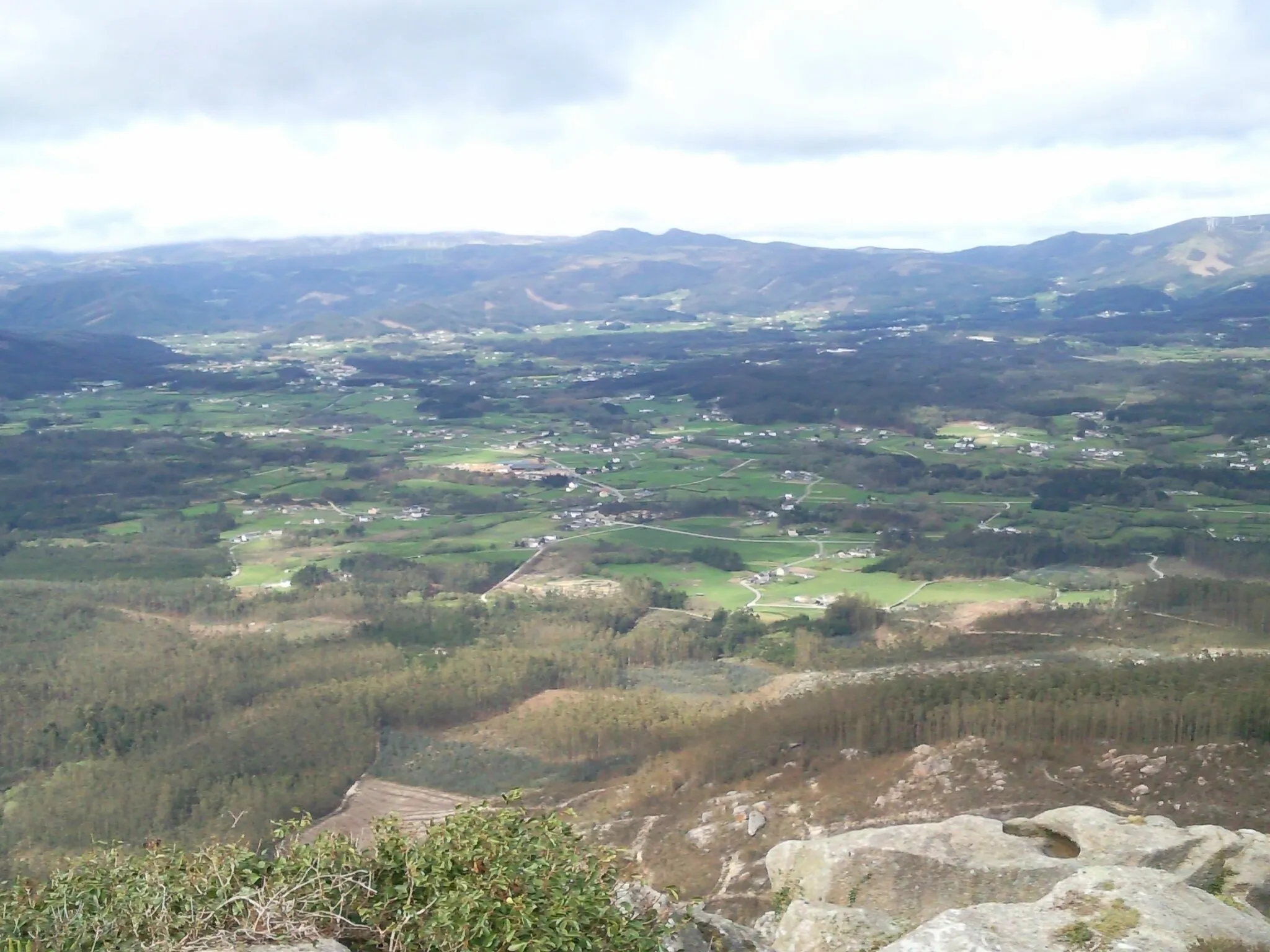 Photo showing: Vista dende A Frouxeira cara ó oeste. Ó pé, o Valadouro.