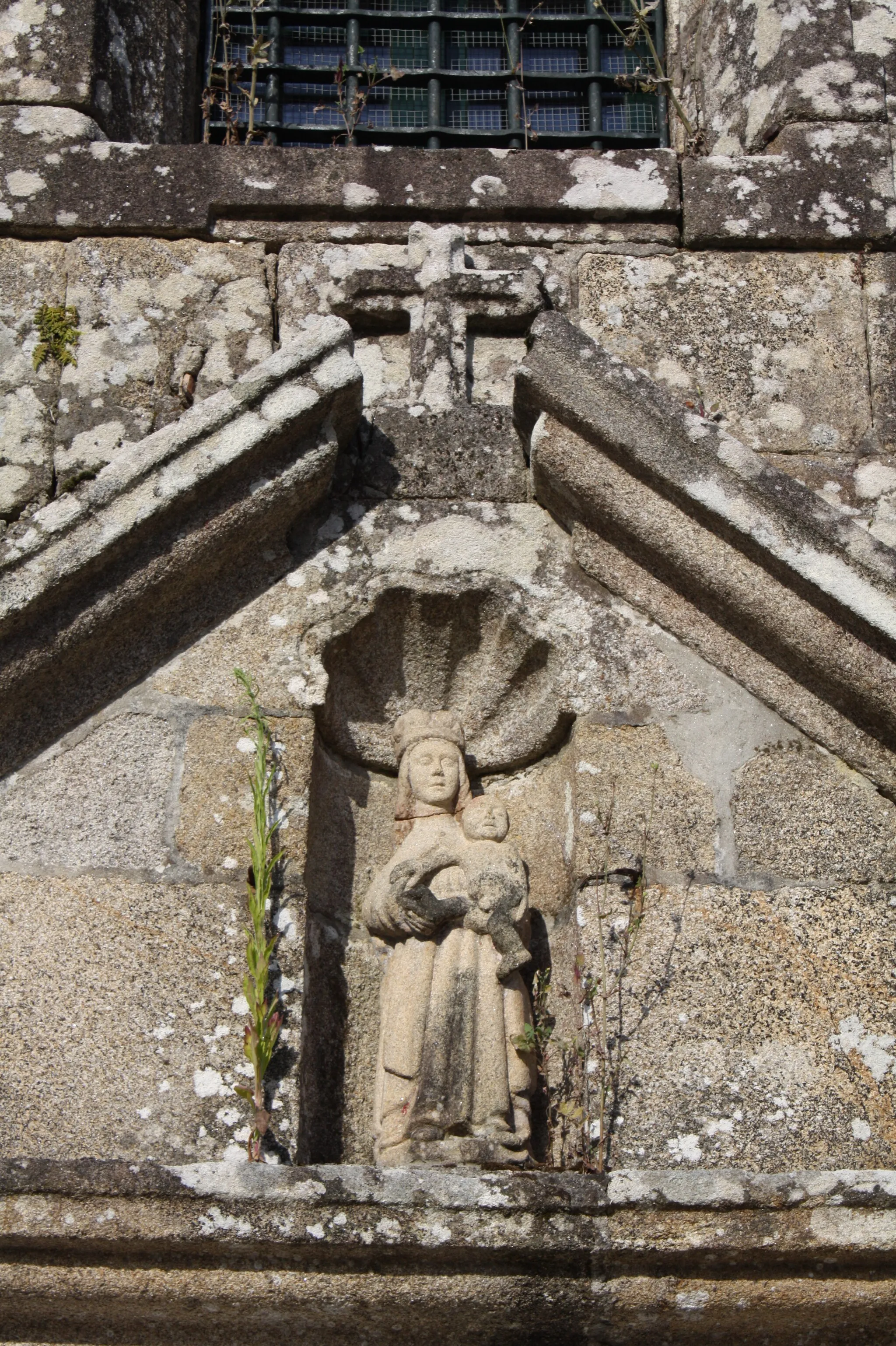 Photo showing: Figura da Virxe na fachada da igrexa de Santa María de Oín (en Rois, A Coruña), de construción barroca do século XVIII