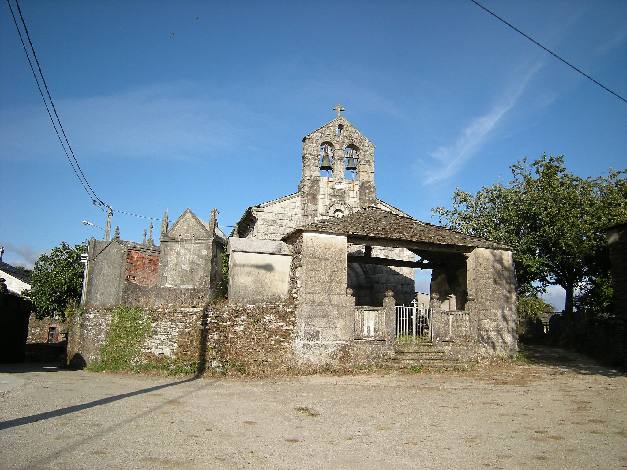 Photo showing: Iglesia románica de planta de nave única y ábside rectangular. Ha llegado casi intacta hasta nuestros días, a excepción de la espadaña y la sacristía adosada al muro norte del ábside.