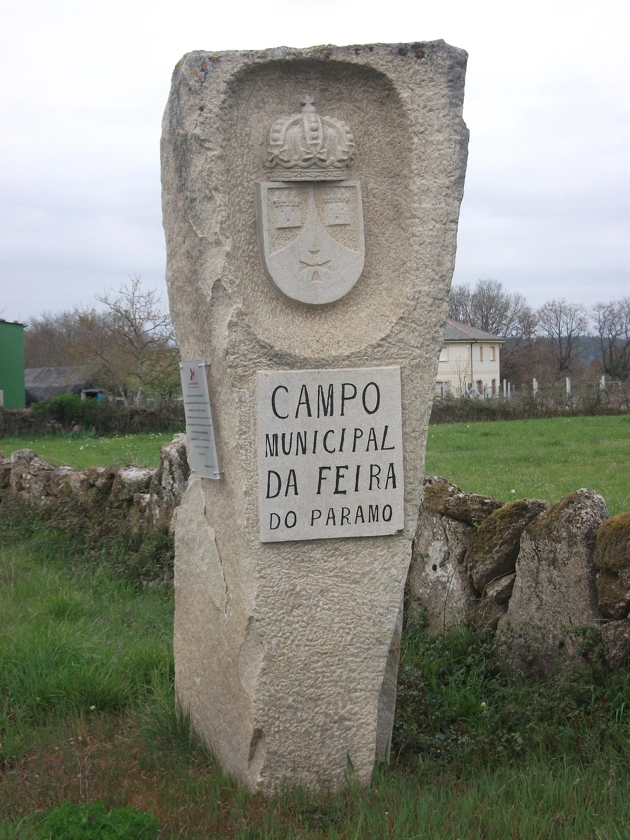 Photo showing: Monolito no Campo da feira do Páramo