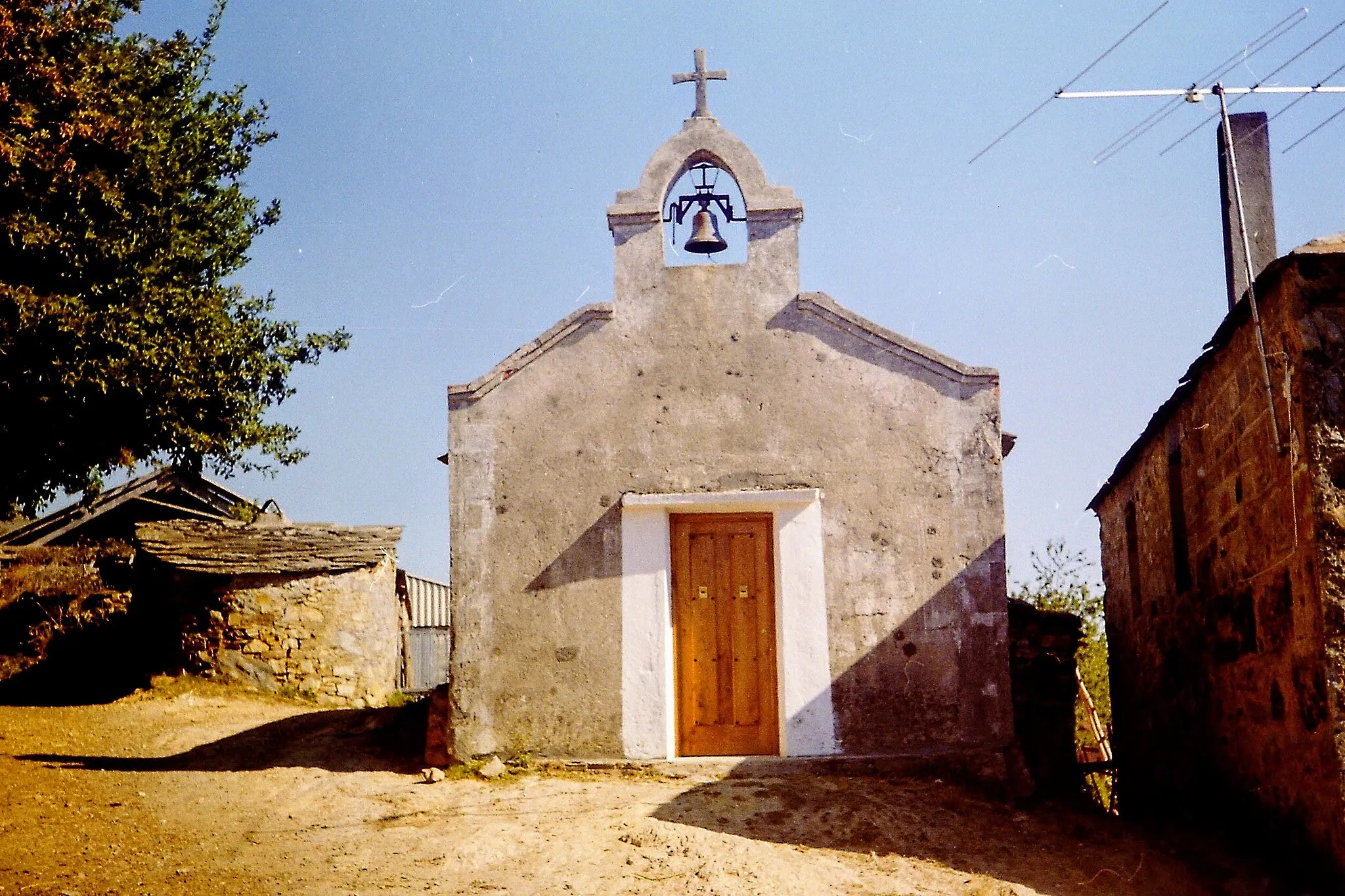 Photo showing: Exterior de la Capilla de Santa Cruz en Biduedo, Baralla, Lugo