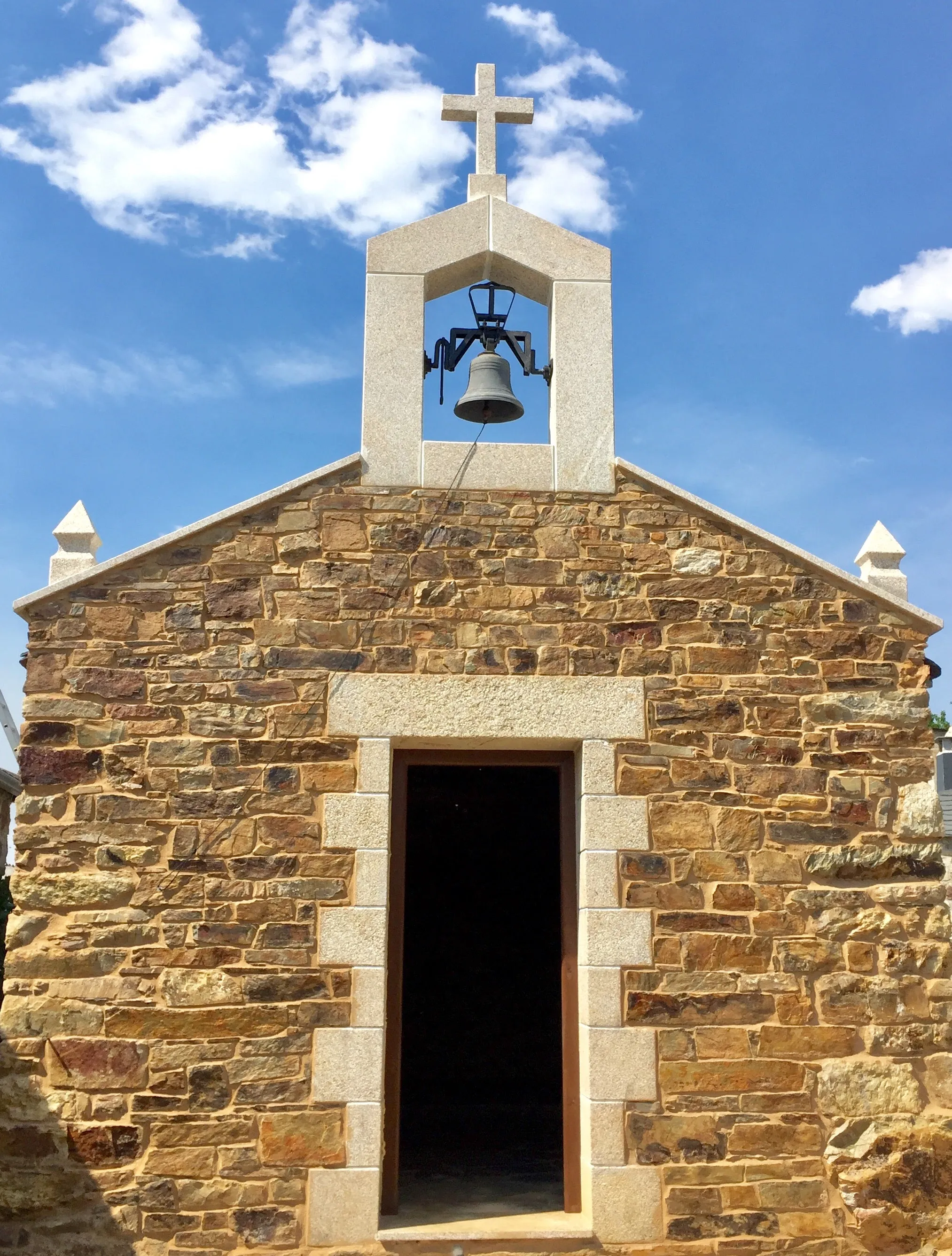 Photo showing: Exterior de la Capilla de Santa Cruz en Biduedo, Baralla, Lugo