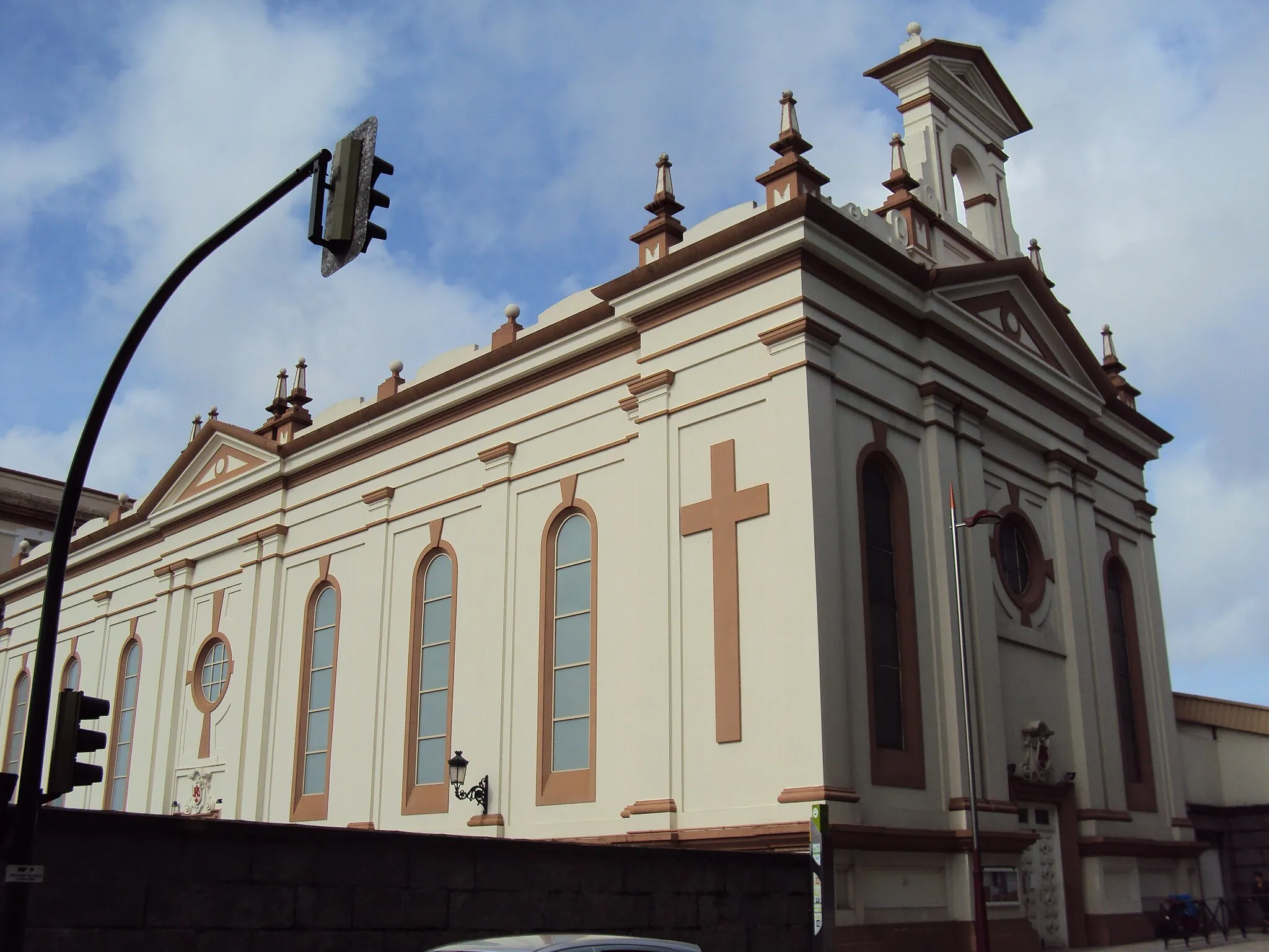Photo showing: Igrexa parroquial San Francisco Xabier no colexio xesuíta Apóstolo Santiago, do arquitecto Antonio Cominges Tapias, en Teis, Vigo, inaugurada en 1954.