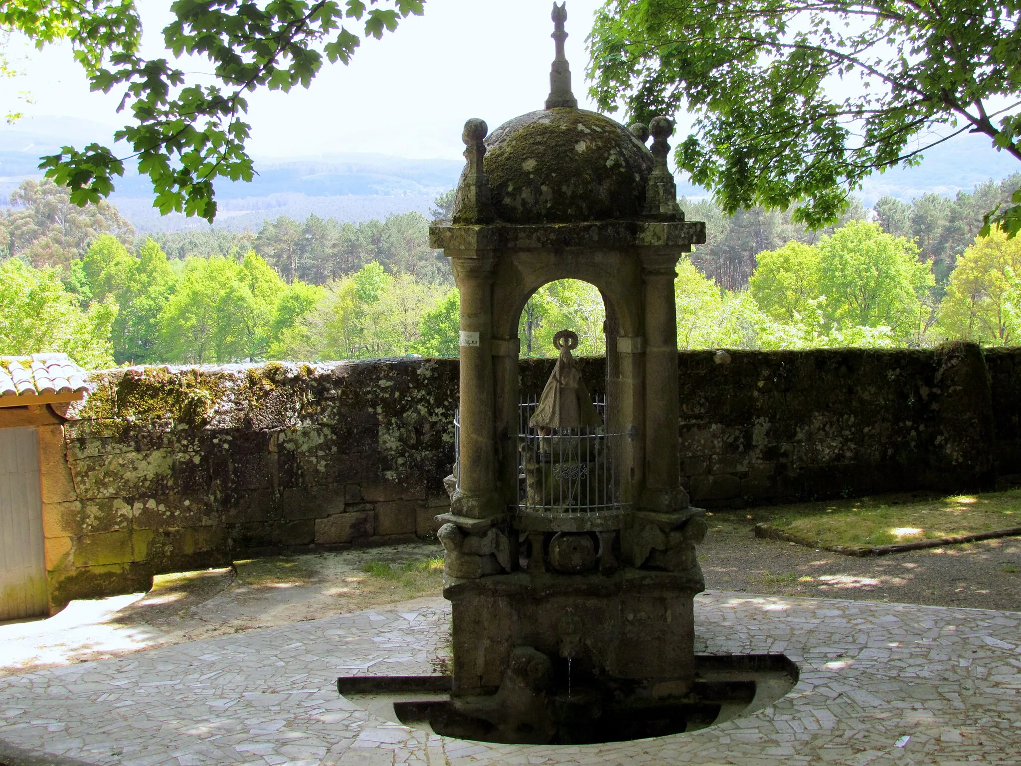 Photo showing: Los Milagros de Amil fuente de la Virgen