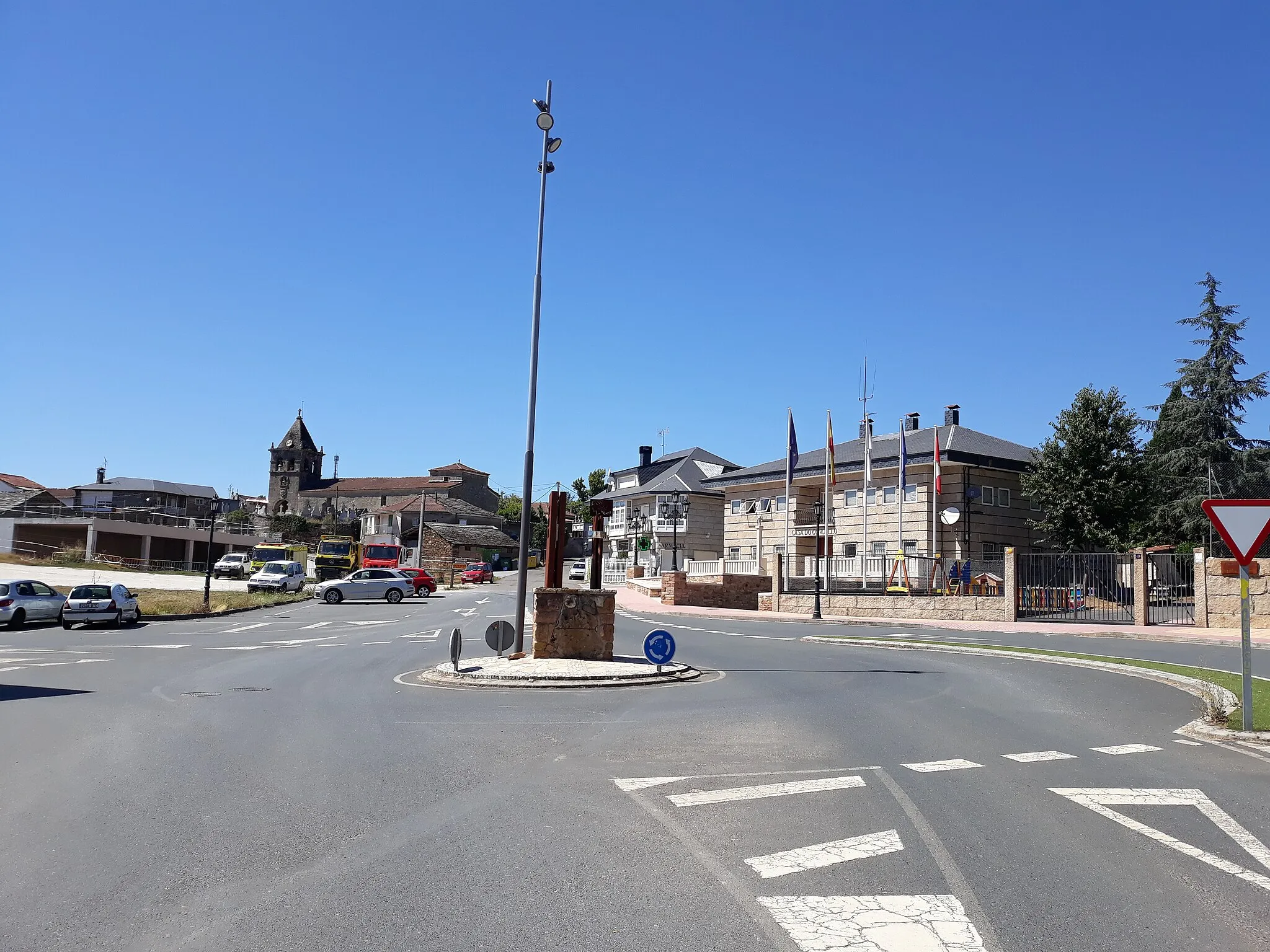 Photo showing: Laza, a small town in Galicia, Spain, with the church and town hall.
