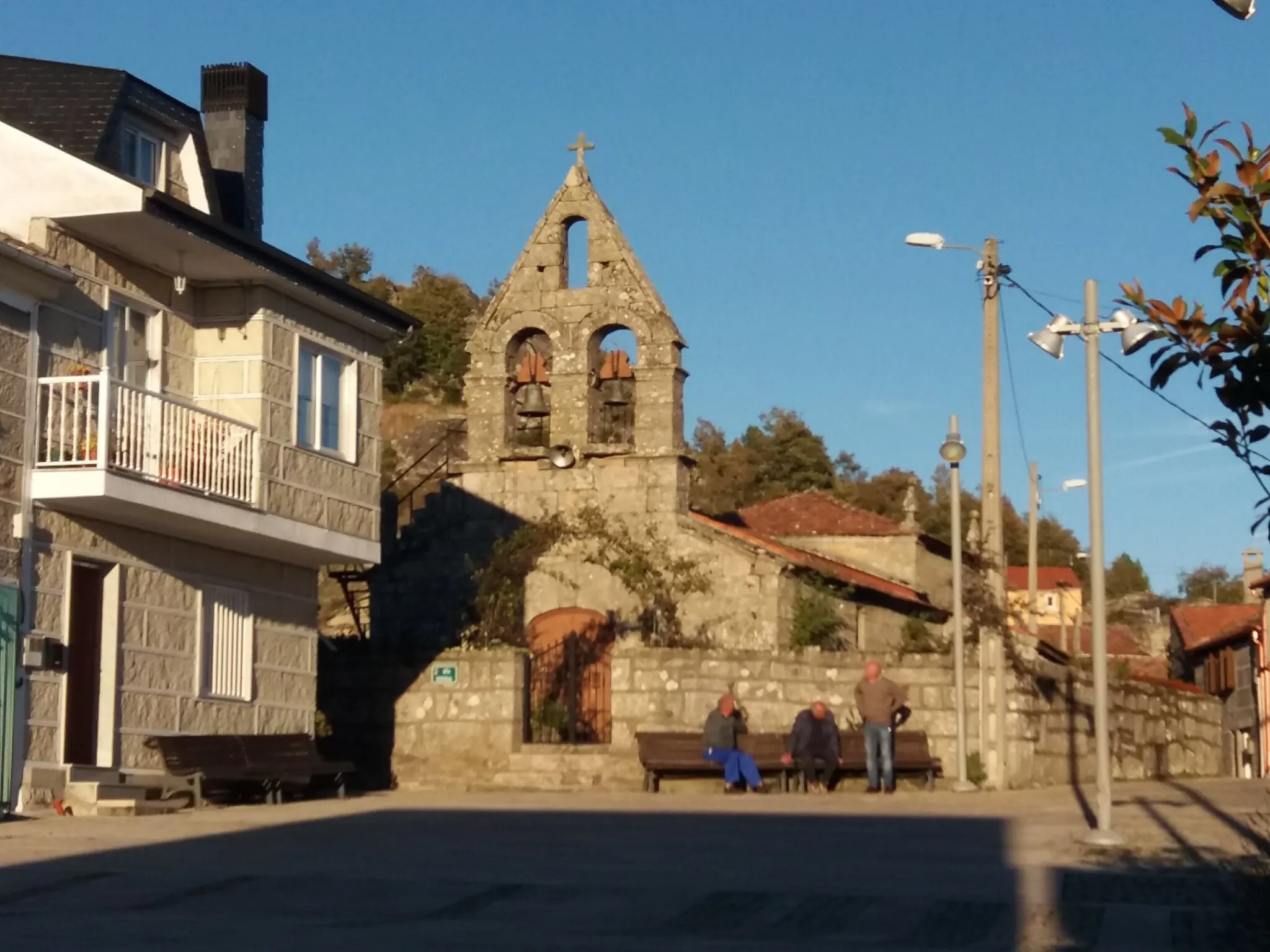 Photo showing: Igrexa de san Roque de Carzoá (Século XVIII) coa Cidá ó fondo