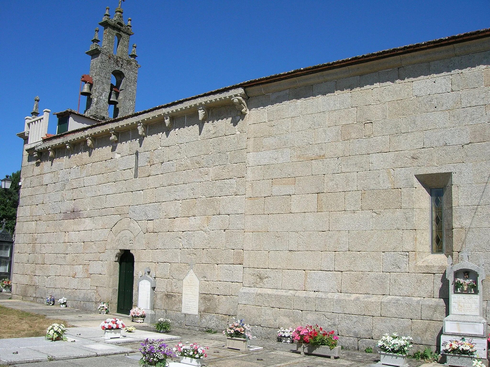 Photo showing: Tiene planta de nave única y ábside rectangular.

El ábside actual y la espadaña son obras posteriores de época barroca.