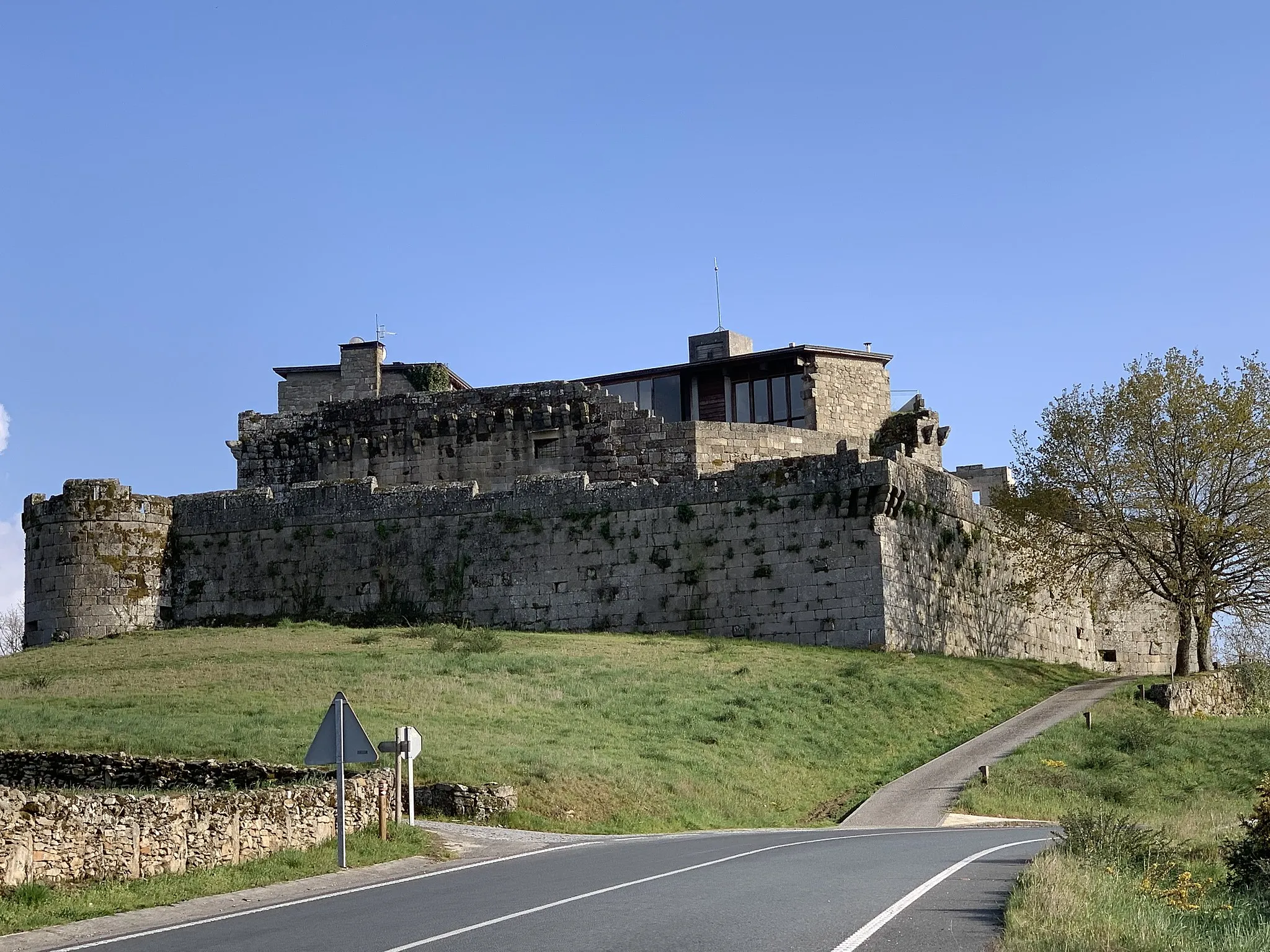 Photo showing: El castillo de Maceda fue el lugar donde nació João da Nova, un explorador portugués y descubridor de la Isla de Ascensión y la isla de Santa Elena. También lleva su nombre la isla Juan de Nova, en su honor, ubicada en el canal de Mozambique. También llegó a ser alcalde de Lisboa.