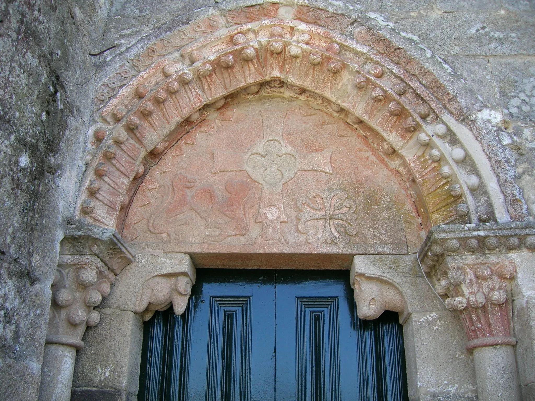 Photo showing: Tímpano dunha porta da Igrexa de San Munio de Veiga - A Bola - Ourense
