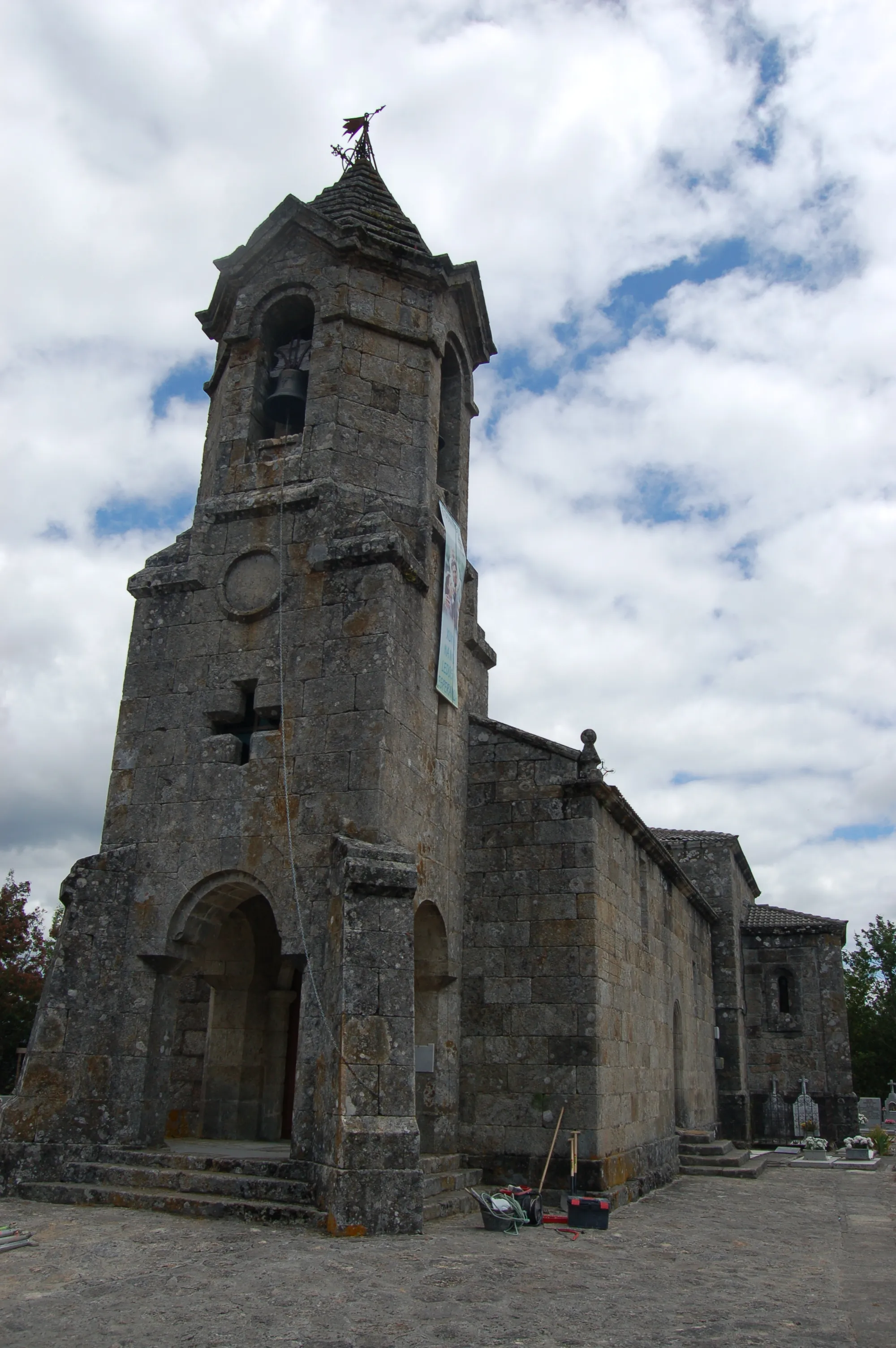 Photo showing: Fachada oeste da igrexa parroquial de San Pedro de Muíños