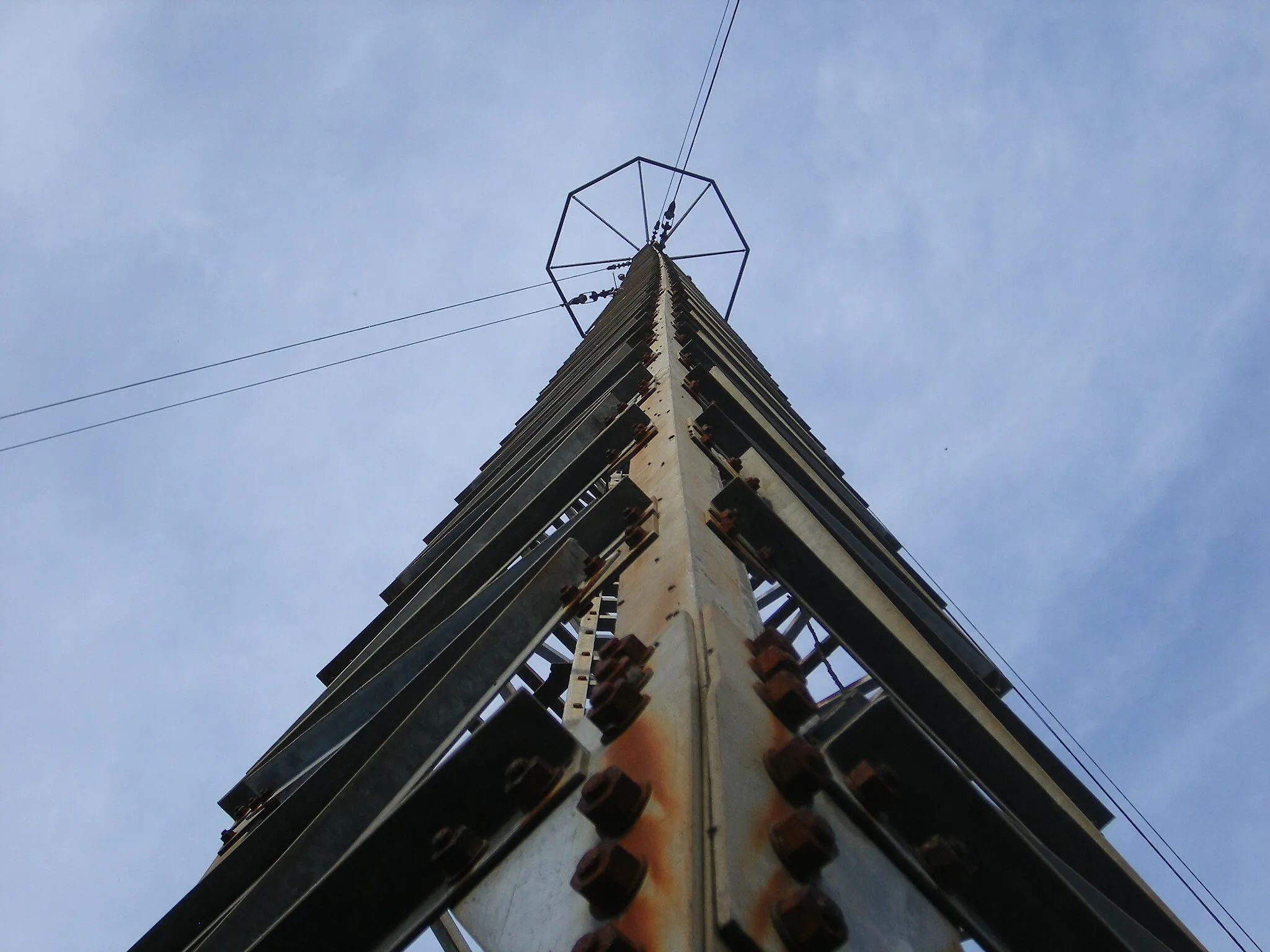 Photo showing: Antena sur do complexo. Nótese a súa inclinación. Foto sacada en outubro de 2008, antes da súa caída