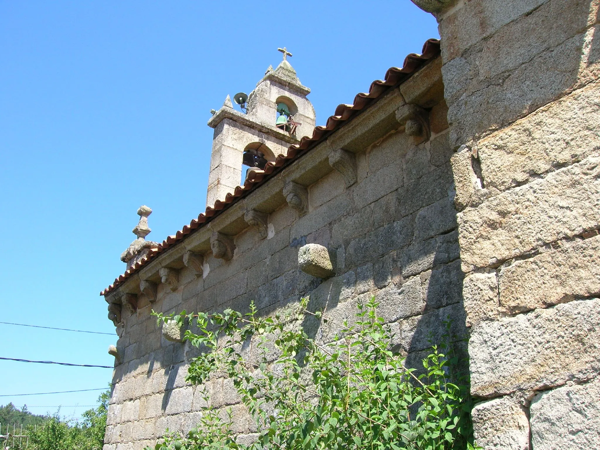 Photo showing: Muro sur de la iglesia decorado con canecillos en su alero.