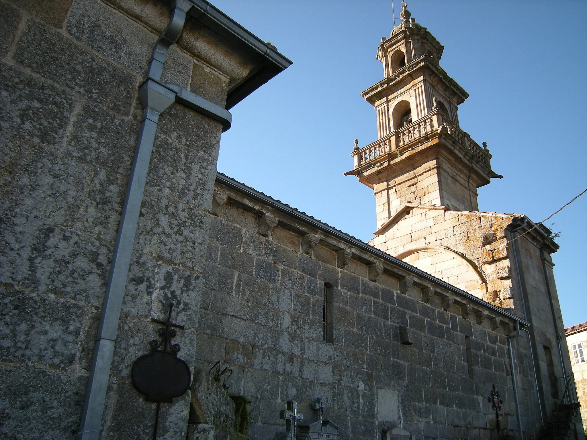 Photo showing: Iglesia de origen románico muy transformada posteriormente.

De su primitiva fábrica conserva los muros laterales de la nave adornados con canecillos en sus cornisas.