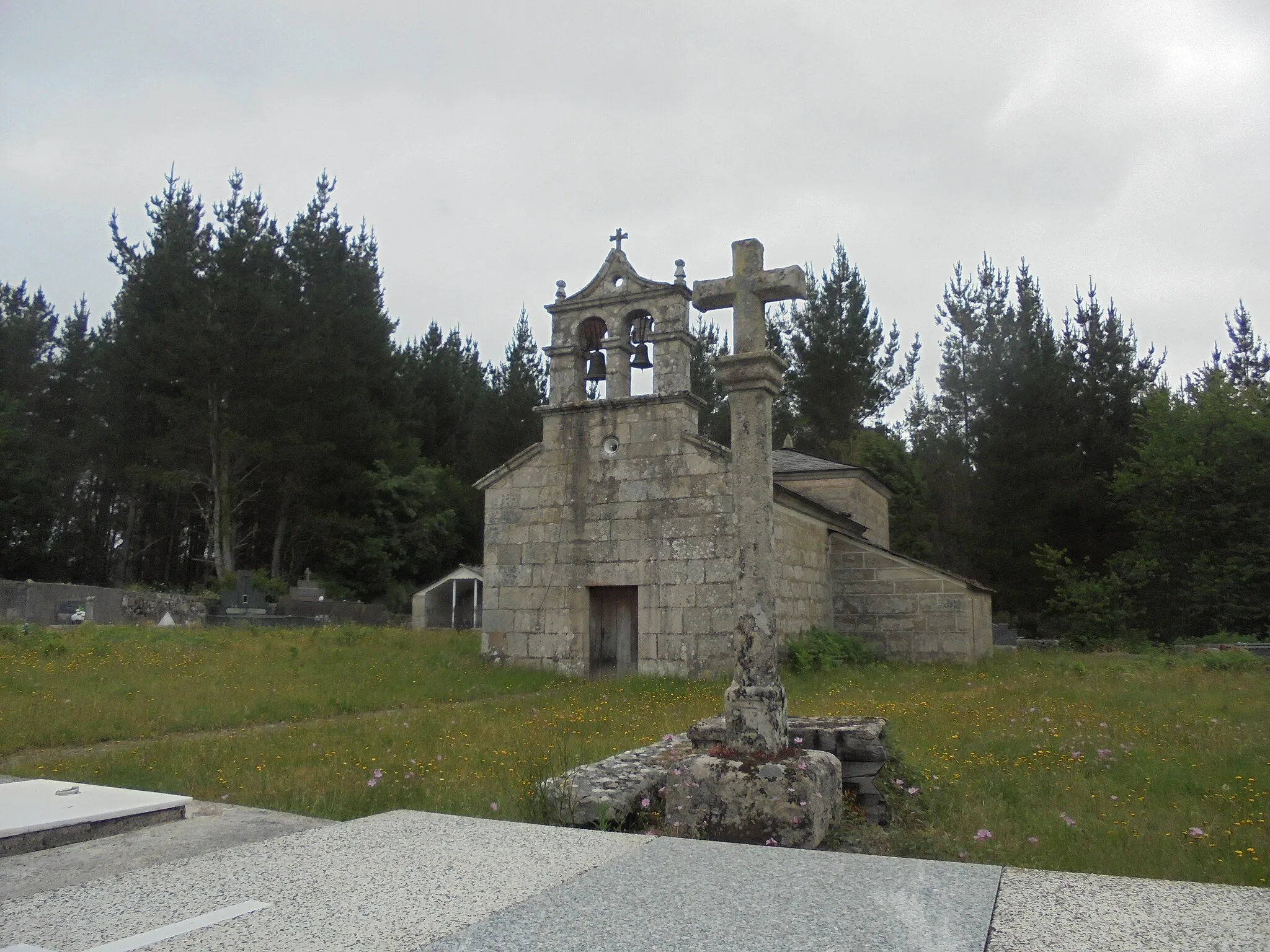 Photo showing: Cruceiro e igrexa parroquial de Queizán ( O Corgo)