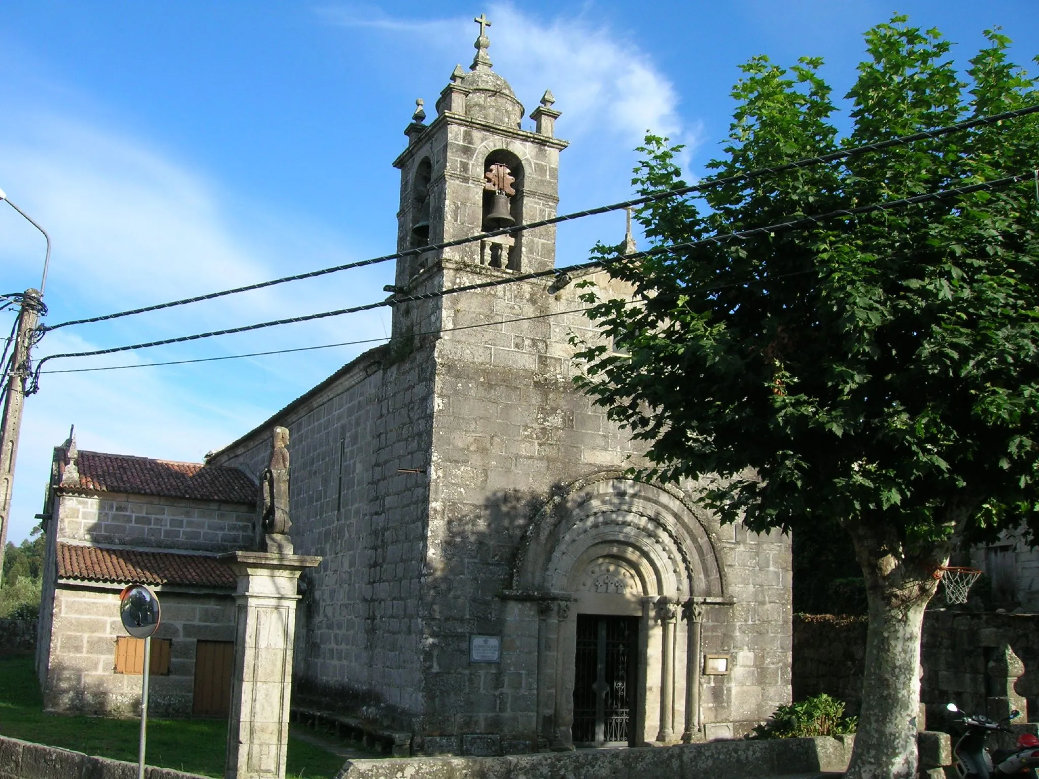 Photo showing: La iglesia perteneció a un antiguo monasterio femenino. Su construcción data de mediados del siglo XII.

Se compone de una sola nave y ábside rectangular. En su interior se encuentran interesantes muestras de capiteles historiados y otros decorados con motivos vegetales.