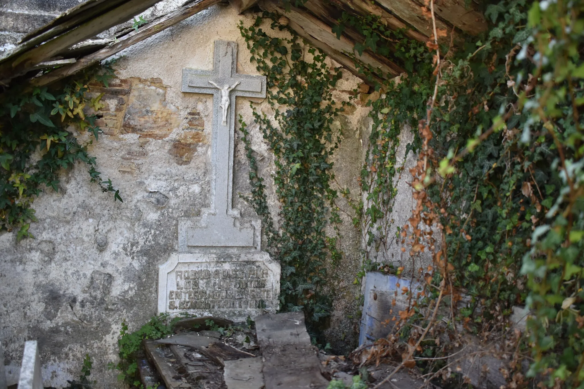 Photo showing: Lápida no cemiterio de Támoga, Cospeito