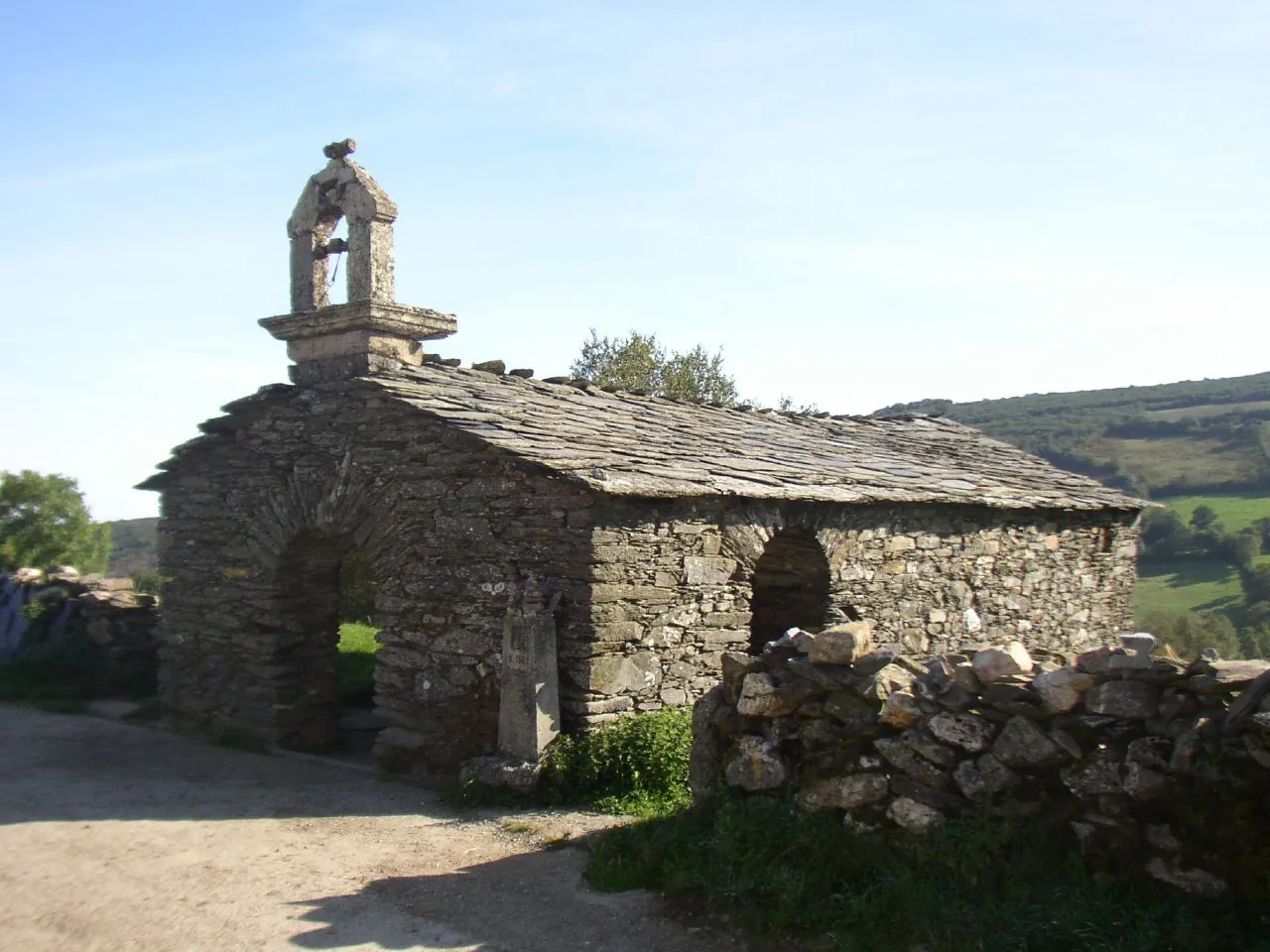 Photo showing: A la entrada de Biduedo se encuentra la Ermita de San Pedro.