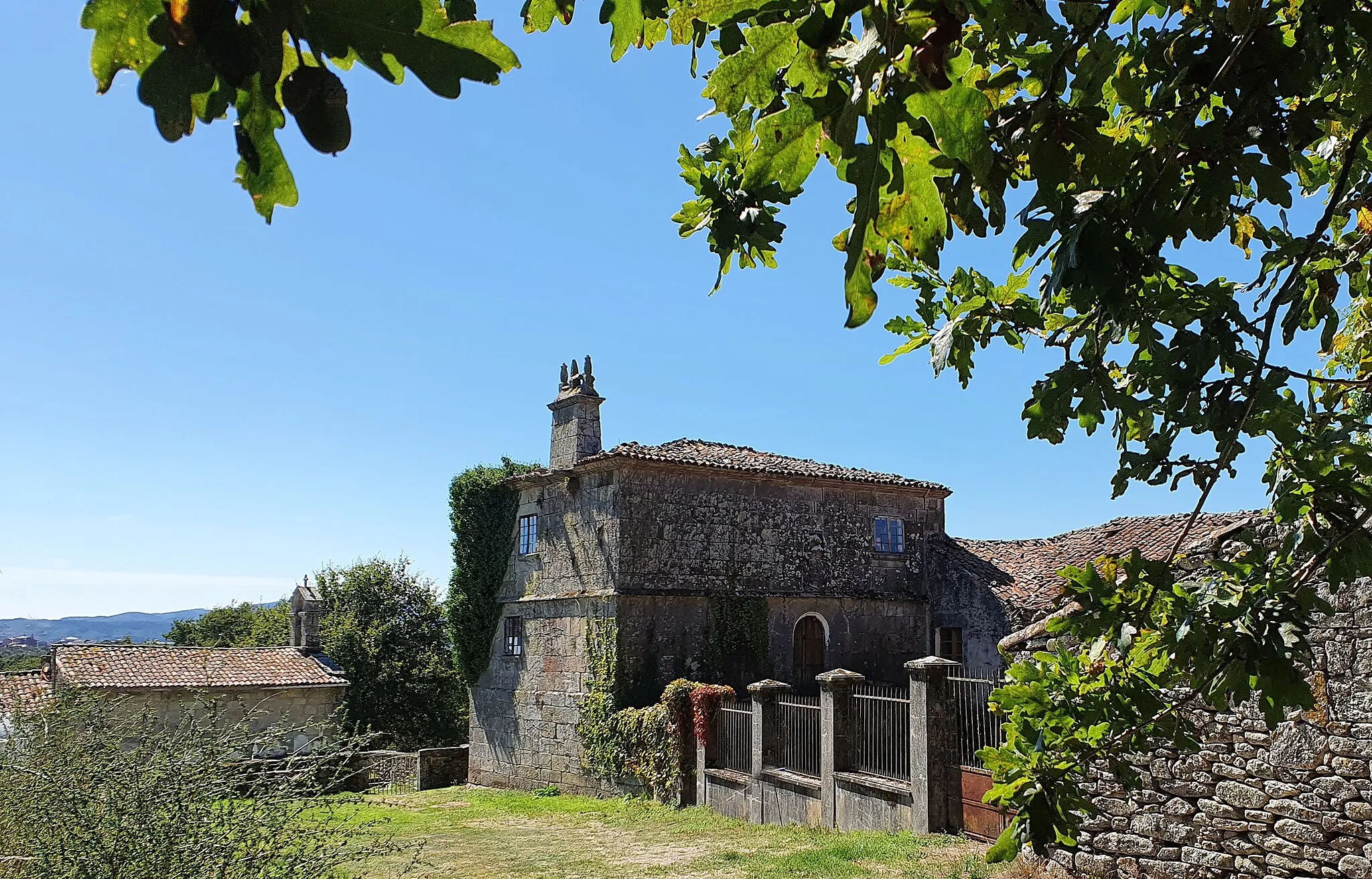 Photo showing: Lugar de Cumbraos, na parroquia homónima do concello de Monterros. Na imaxe amósase a zona da Igrexa románica e maila casa-pazo anexa.